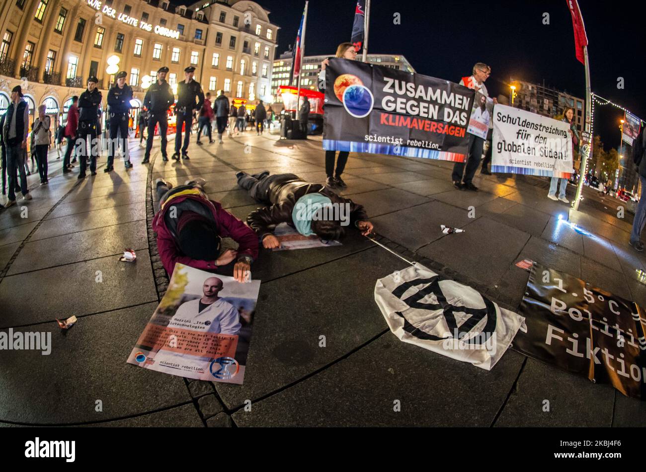 München, Bayern, Deutschland. 2.. November 2022. Mitglieder der Gruppen „Scientist Rebellion“, „Letzte Generation“ und „Extinction Rebellion“ demonstrieren gemeinsam nach den Festnahmen von Mitgliedern des „Scientist Rebellion“, die Krazy Glue (Sekundenkeber) nutzten, um sich in der BMW Welt und im Museum an einem BMW zu befestigen, um die drohende Klimakrise zu beleuchten. Letzte Generation wurde von Kultexperten kritisiert, die sie als apokalyptischen Kult ansehen. Bekannt ist die Gruppe auch für Krazy Glue Aktionen auf Straßen sowie Versuche, kulturelle und künstlerische Arbeiten in Museen zu beschädigen. (Bild: © Sachelle Babbar/ZUMA Press Stockfoto