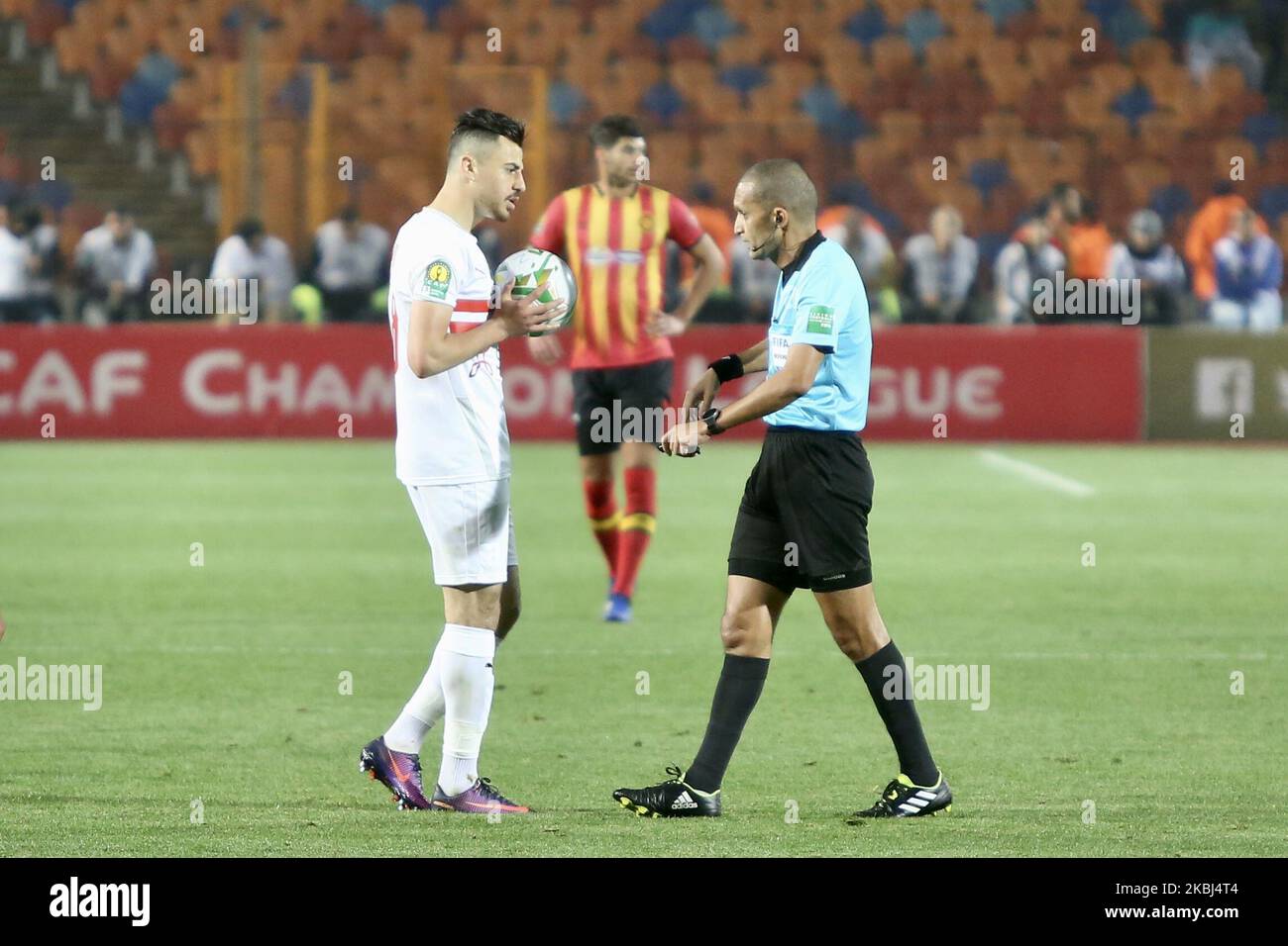 Zamaleks Spieler Mahmoud El-Wensh spricht am 28. Februar 2020 im Al-Ahly-Stadion in der Hauptstadt Kairo bei der ersten Etappe des Fußballspiels der CAF Champions League im Viertelfinale zwischen dem ägyptischen Zamalek und der tunesischen Esperance mit den Refree. (Foto von Islam Safwat/NurPhoto) Stockfoto