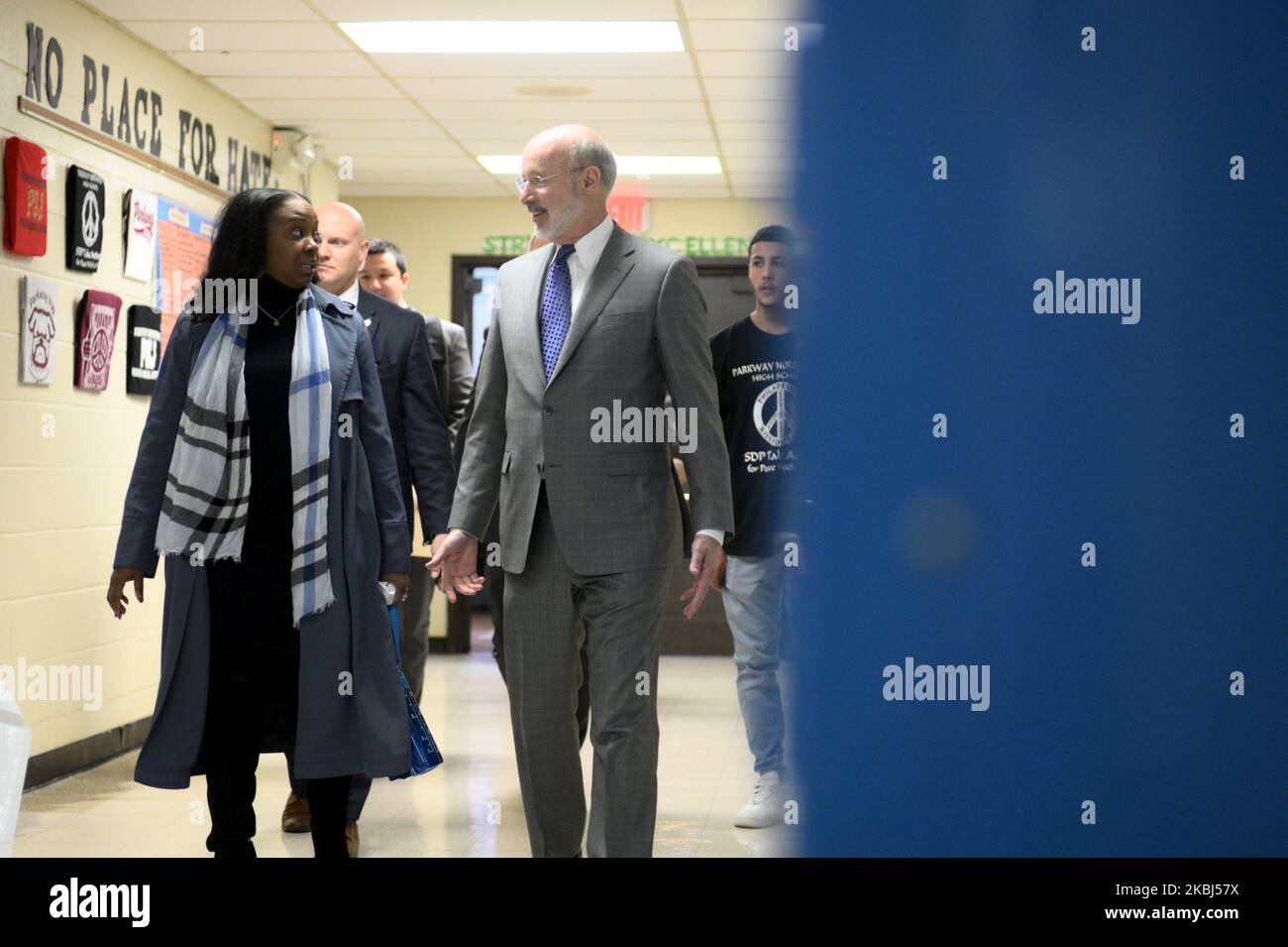 Gouverneur Tom Wolf spricht, als er von einer Gruppe demokratischer Gesetzgeber in Pennsylvania und Philadelphia begleitet wird, um bei einer Veranstaltung am 28. Februar 2020 an der Parkway Northwest High School for Peace and Social Justice in Philadelphia, PA, eine kollektive Unterstützung für die Bemühungen zur Reduzierung von Waffengewalt zu fordern. (Foto von Bastiaan Slabbers/NurPhoto) Stockfoto