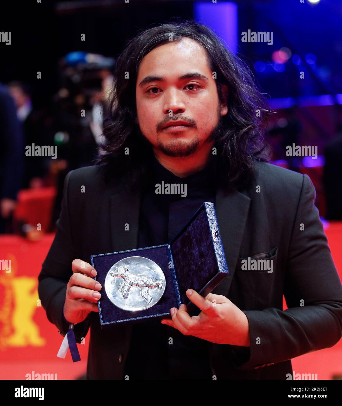 Rafael Manuel, Gewinner des Silbernen Bären-Jurypreises (Kurzfilm) für den Film „Filipinana“, der während der Preisverleihung im Rahmen der Berlinale International Film Festival 70. am 29. Februar 2020 im Berlinale Palast in Berlin posiert. (Foto von Dominika Zarzycka/NurPhoto) Stockfoto