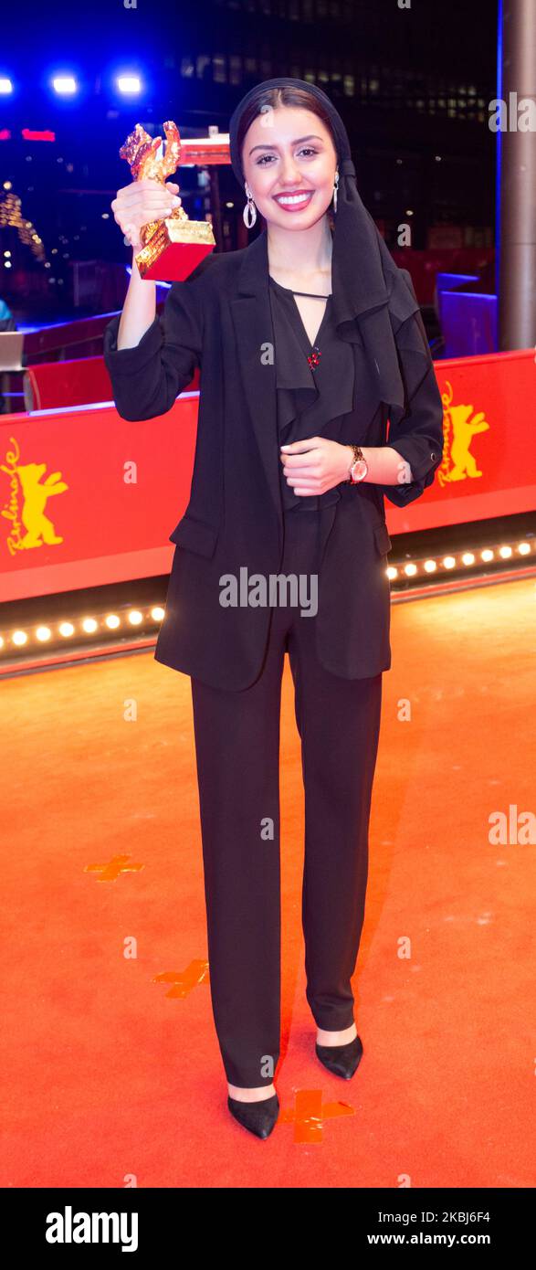 Die iranische Schauspielerin Baran Rasoulof, Gewinner des Goldenen Bären für den besten Film für den Film „There is No Evil“, posiert während der Preisverleihung im Rahmen der Berlinale International Film Festival 70. am 29. Februar 2020 im Berlinale Palast in Berlin. (Foto von Dominika Zarzycka/NurPhoto) Stockfoto
