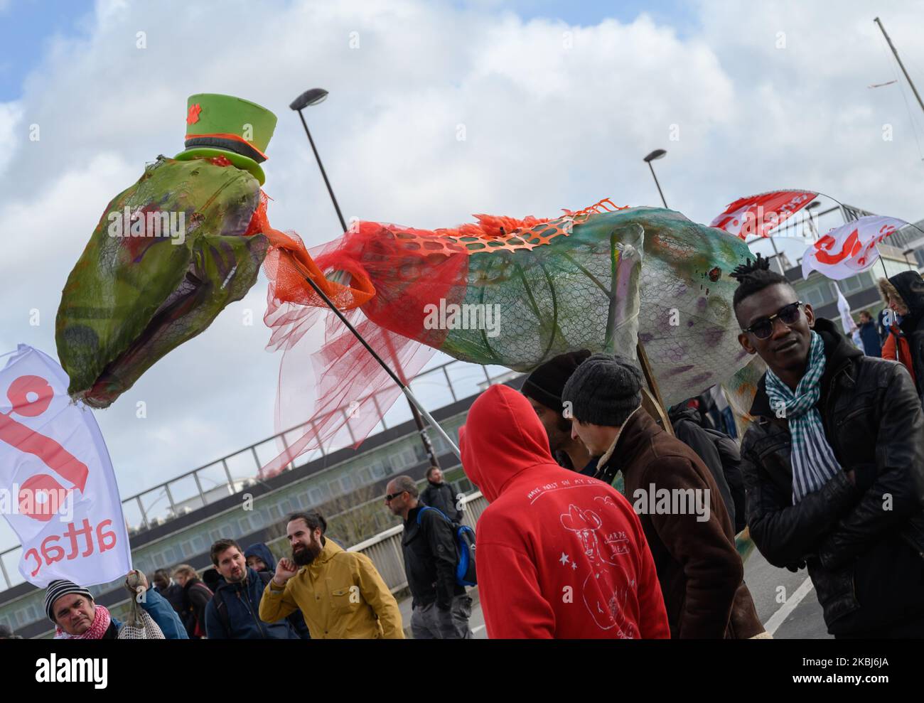 Die Demonstration gegen "zerstörerische, nutzlose und verhängte Projekte" vom 29. Februar 2020 in Nantes (Frankreich) brachte 1.500 bis 2.000 Menschen zusammen, die sich gegen die Einrichtung eines Saint-PÃ¨re-en-Retz Surfparks (Loire-Atlantique, Frankreich) im Yachthafen BrÃ©tignolles-sur-Mer (VendÃ©e, Frankreich) oder des Großprojekts in Sainte-Pazanne (Loire-Atlantique, Frankreich) aussetzten. (Foto von Estelle Ruiz/NurPhoto) Stockfoto