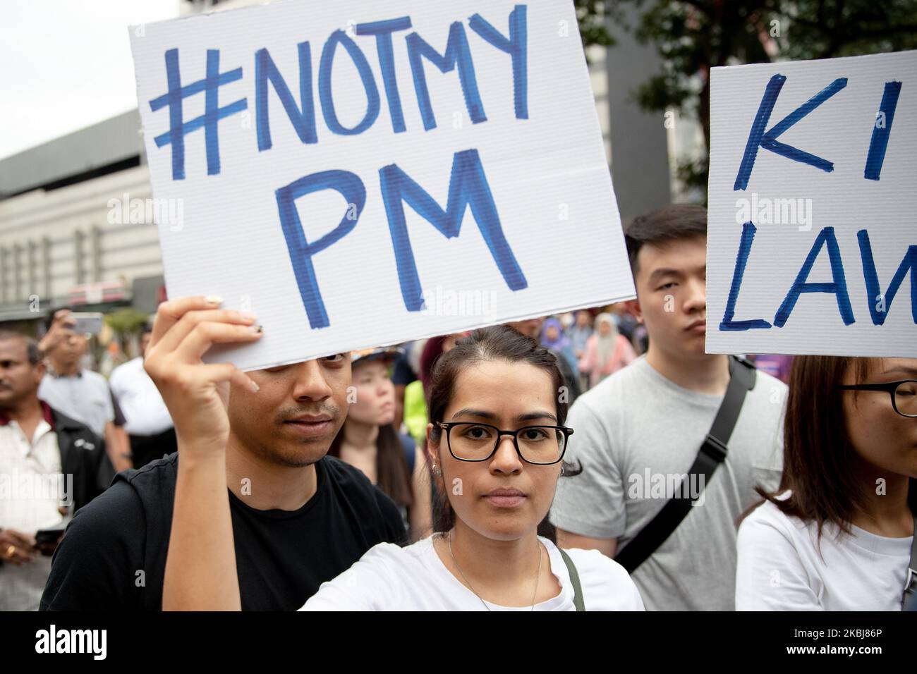 Demonstranten halten Plakate während eines Protestes gegen Malaysias neu vereidigten Premierminister Muhyiddin Yassin(72) am 1. März 2020 in Kuala Lumpur, Malaysia. Muhyiddin Yassin wurde am 1. März nach dem Zusammenbruch einer reformistischen Regierung als Premierminister Malaysias vereidigt, aber der ehemalige Führer Mahathir Mohamad, 94, schlug den Schritt als illegal ein. (Foto von Chris Jung/NurPhoto) Stockfoto