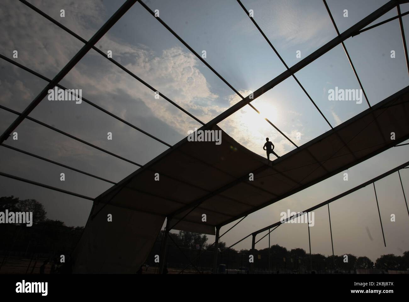 Ein Arbeiter faltet ein riesiges Zelt, das für die Kundgebung von Premierminister Narendra Modi am 1. März 2020 in Allahabad verwendet wurde. (Foto von Ritesh Shukla/NurPhoto) Stockfoto