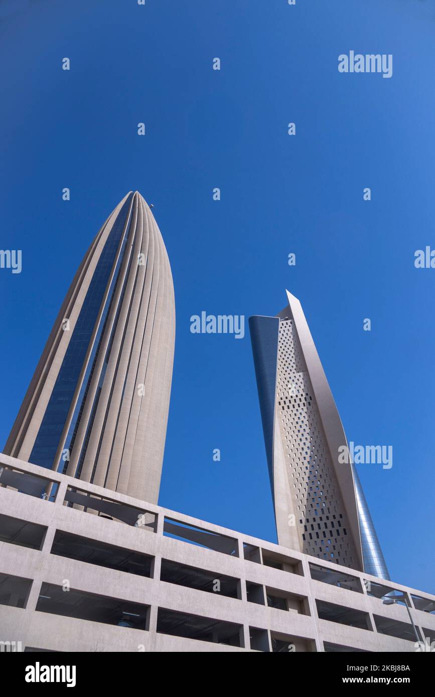 Der Al Hamra Firdous Tower und der Turm der National Bank of Kuwait, entworfen von Norman Forster und Partners, Kuwait-Stadt Stockfoto