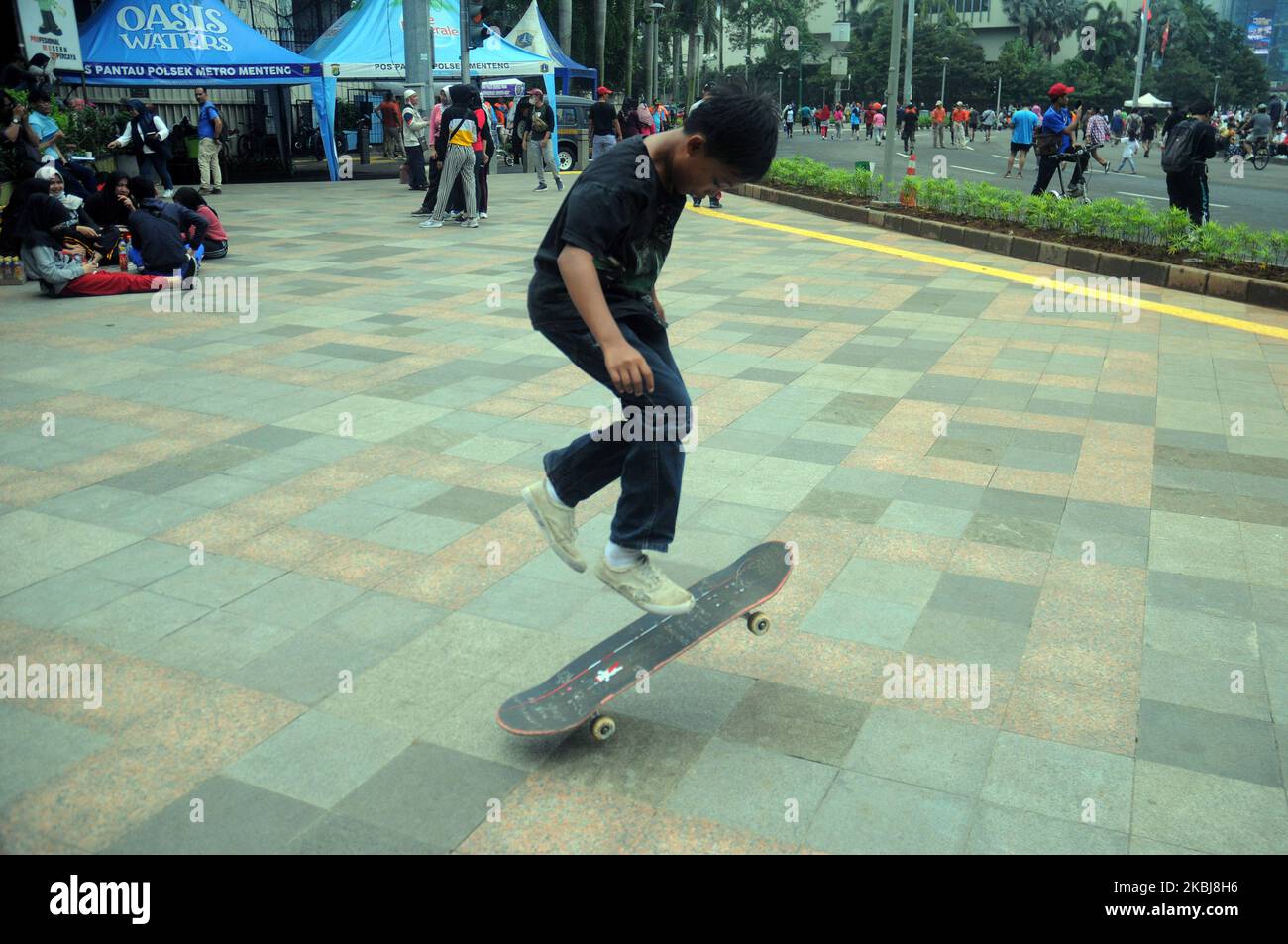 Kinder üben an einem fahrzeugfreien Tag am 1. März 2020 in Jakarta, Indonesien, das Springen auf einem Skateboard. (Foto von Dasril Roszandi/NurPhoto) Stockfoto