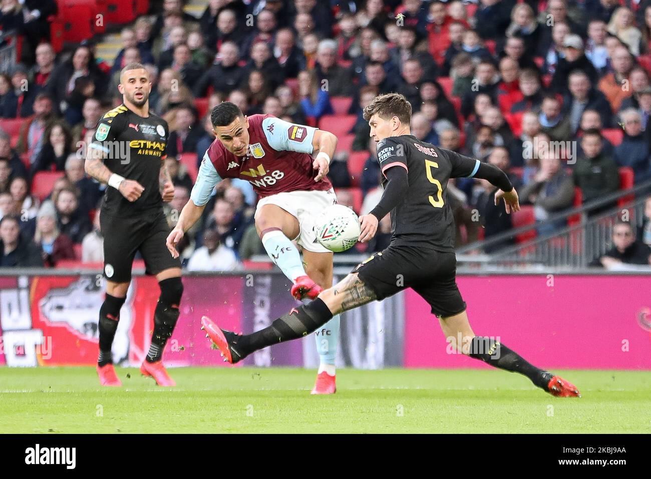 Anwar El Ghazi (21) von Aston Villa schießt beim Carabao Cup-Finale zwischen Aston Villa und Manchester City am Sonntag, 1.. März 2020, im Wembley Stadium in London auf das Tor. (Foto von Jon Bromley/MI News/NurPhoto) Stockfoto