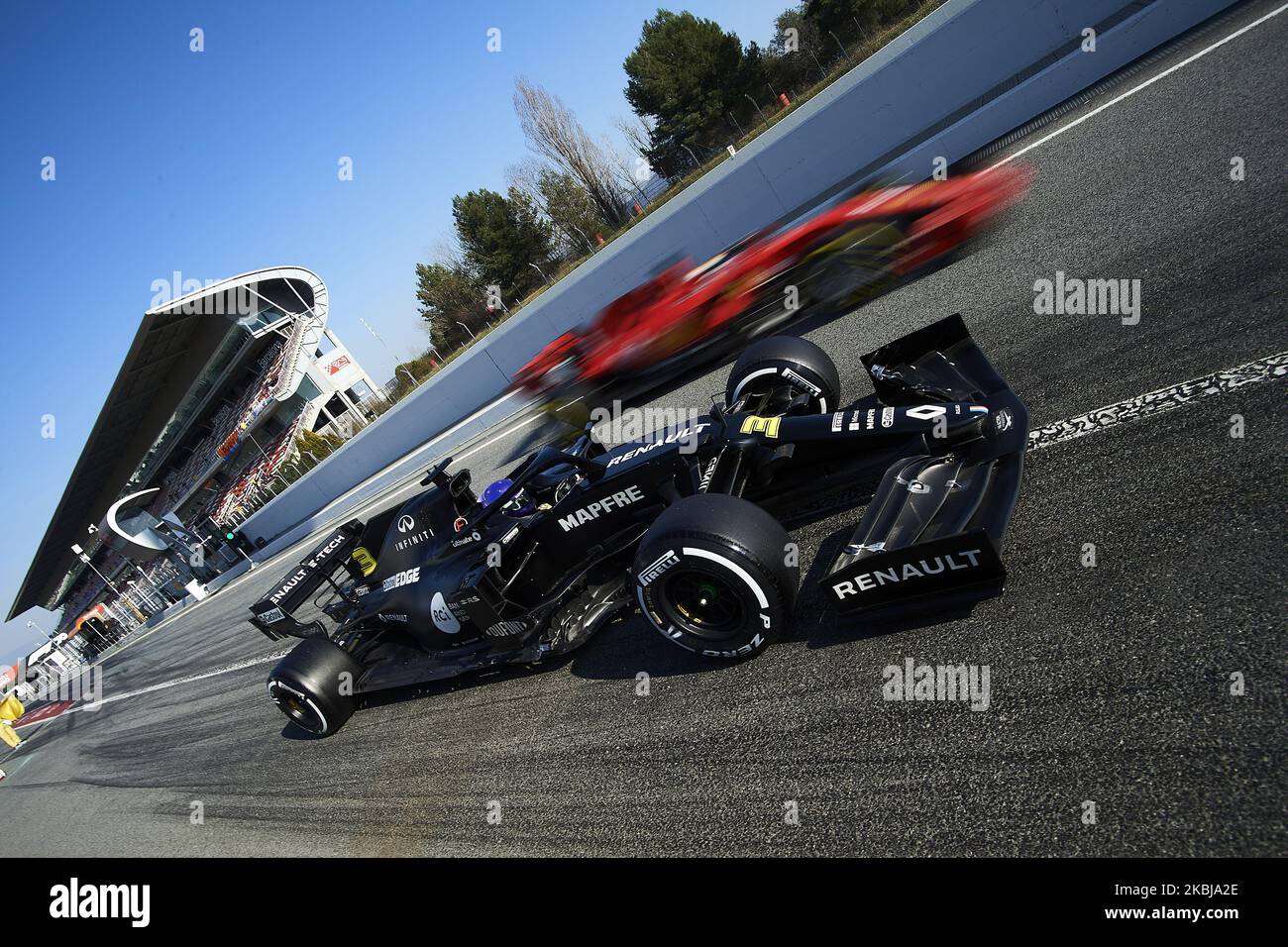 Daniel Ricciardo aus Australien fährt das (3) Renault F1 Team und Sebastian Vettel aus Deutschland fahren die (5) Scuderia Ferrari Mission während des dritten Tages des Formel 1 Wintertests auf dem Circuit de Barcelona-Catalunya am 21. Februar 2020 in Barcelona, Spanien. (Foto von Jose Breton/Pics Action/NurPhoto) Stockfoto