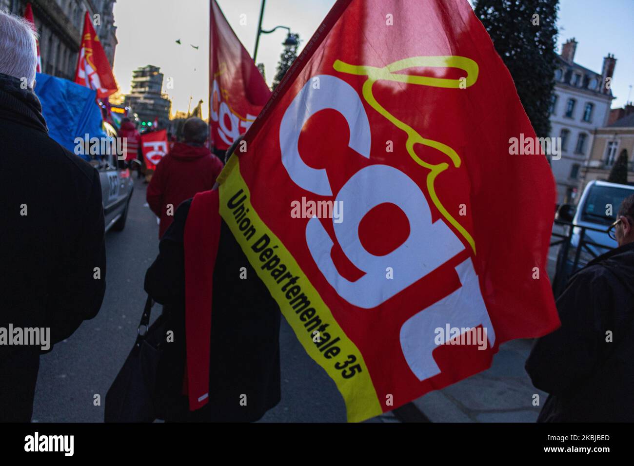 Eine CGT-Flagge während eines Protestes gegen die Rentenreform in Rennes, Frankreich, am 2. März 2020. Demonstranten versammelten sich gegen die Rentenreform, die in der Nationalversammlung dank Artikel 49-3 der Verfassung in Kraft getreten ist. Die Prozession kleiner Gruppen wurde schnell von der Gewerkschaftsprozession getrennt. Die Polizeipräsenz verhinderte nicht, dass Mülltonnen in Brand gesetzt wurden. Keine Verletzungen und keine Verhaftungen. (Foto von Antoine Cheville/NurPhoto) Stockfoto