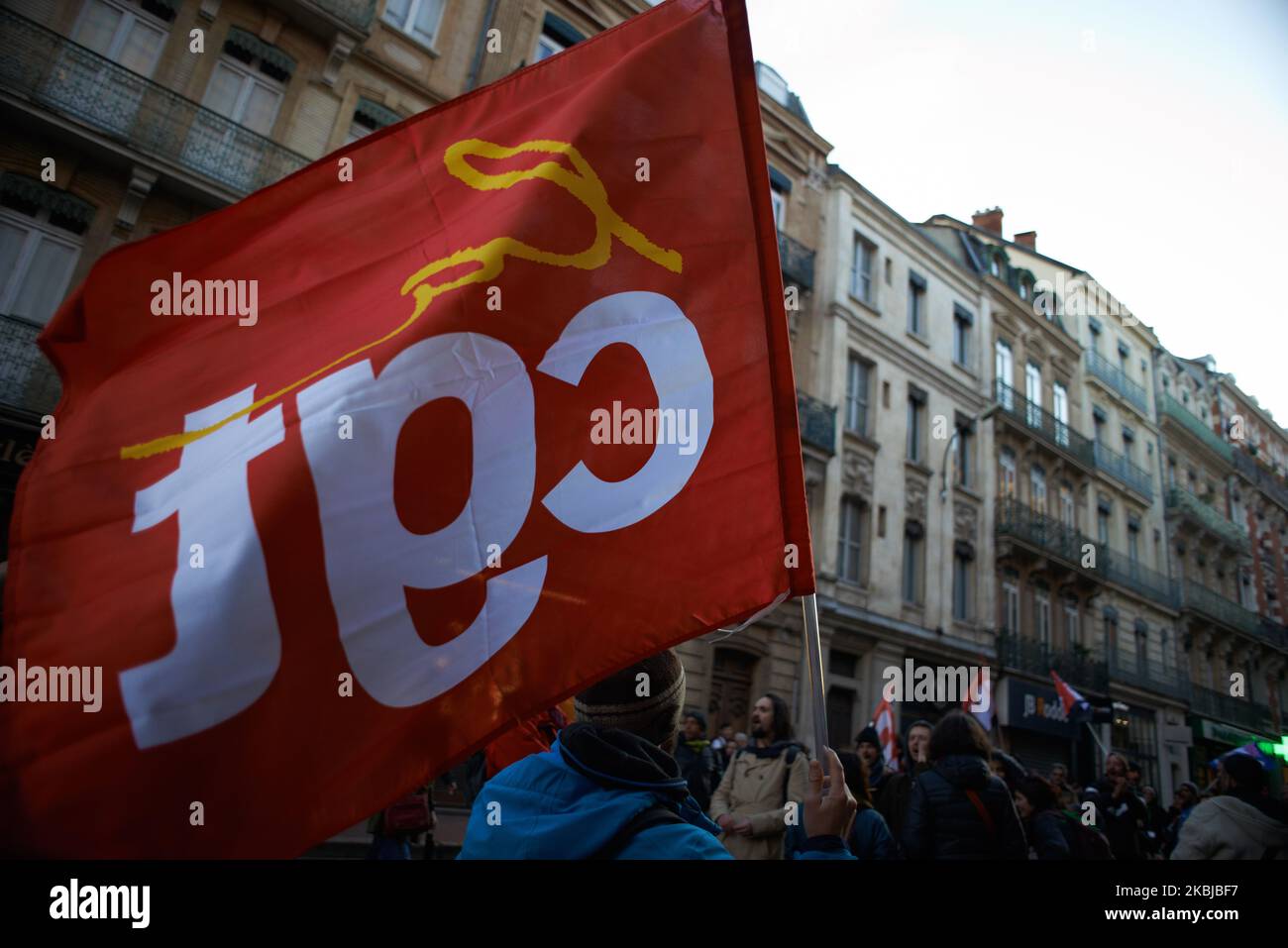 Eine CGT-Alarmmeldung. Tausende Demonstranten demonstrierten in Toulouse zu einer Demonstration der Gewerkschaften CGT, FO und Sud, die gegen die Anwendung des Artikels 49,3 der französischen Verfassung durch Premierminister Edouard Philippe protestierten. Dieser Artikel umgeht die Nationalversammlung und das Gesetz gilt als angenommen. PM Philippe nutzt sie für die Pensionsreform von Macron. Die Demonstration endete mit dem Einsatz von Tränengas durch die Bereitschaftspolizei, um die Menge zu zerstreuen. Toulouse. Frankreich. Arch 2. 2020. (Foto von Alain Pitton/NurPhoto) Stockfoto