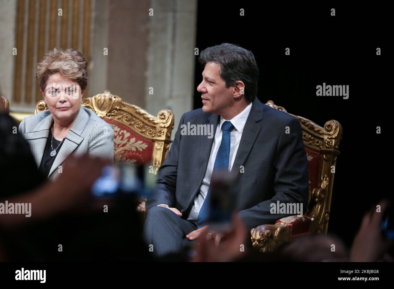 (LTO R) die ehemalige brasilianische Präsidentin Dilma Rousseff und der ehemalige Bürgermeister von Sao Paolo Fernando Hadda nehmen am 2. März 2020 an einer Zeremonie im Rathaus von Paris Teil, bei der die Präsidentin Lula da Silva zum Ehrenbürger der Stadt Paris ernannt wurde. (Foto von Michel Stoupak/NurPhoto) Stockfoto