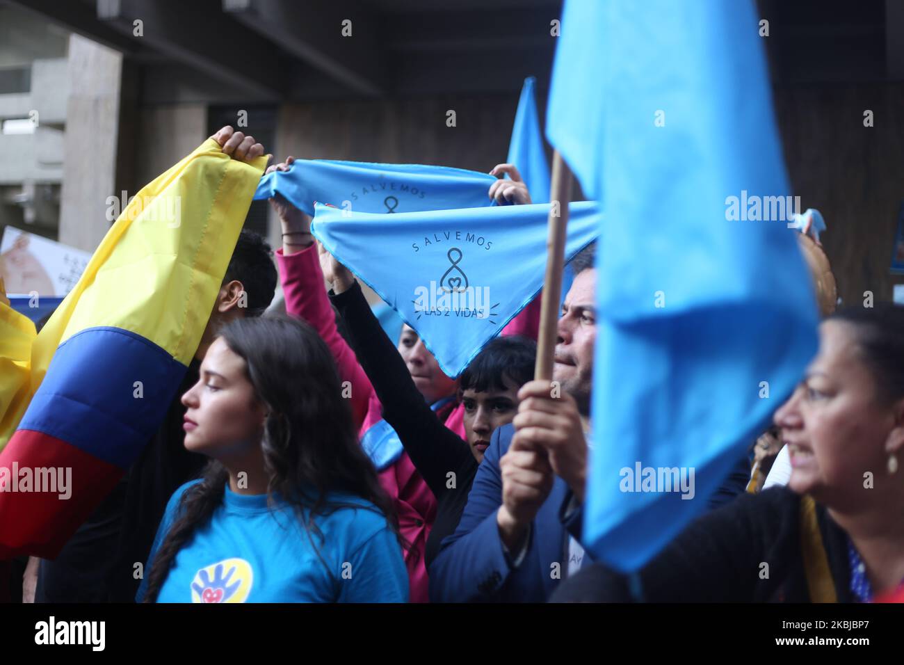 Anti-Abtreibungsaktivisten protestieren am 2. März 2020 vor dem kolumbianischen Verfassungsgericht in Bogota, Kolumbien. Während der Debatte kam es zu Protesten aufgrund des Vorschlags eines Richters, die Abtreibung in den ersten 16 Schwangerschaftswochen zu entkriminalisieren, und wegen 2 Klagen, die beantragt wurden, um dieses Verfahren vollständig zu bestrafen. (Foto von Daniel Garzon Herazo/NurPhoto) Stockfoto