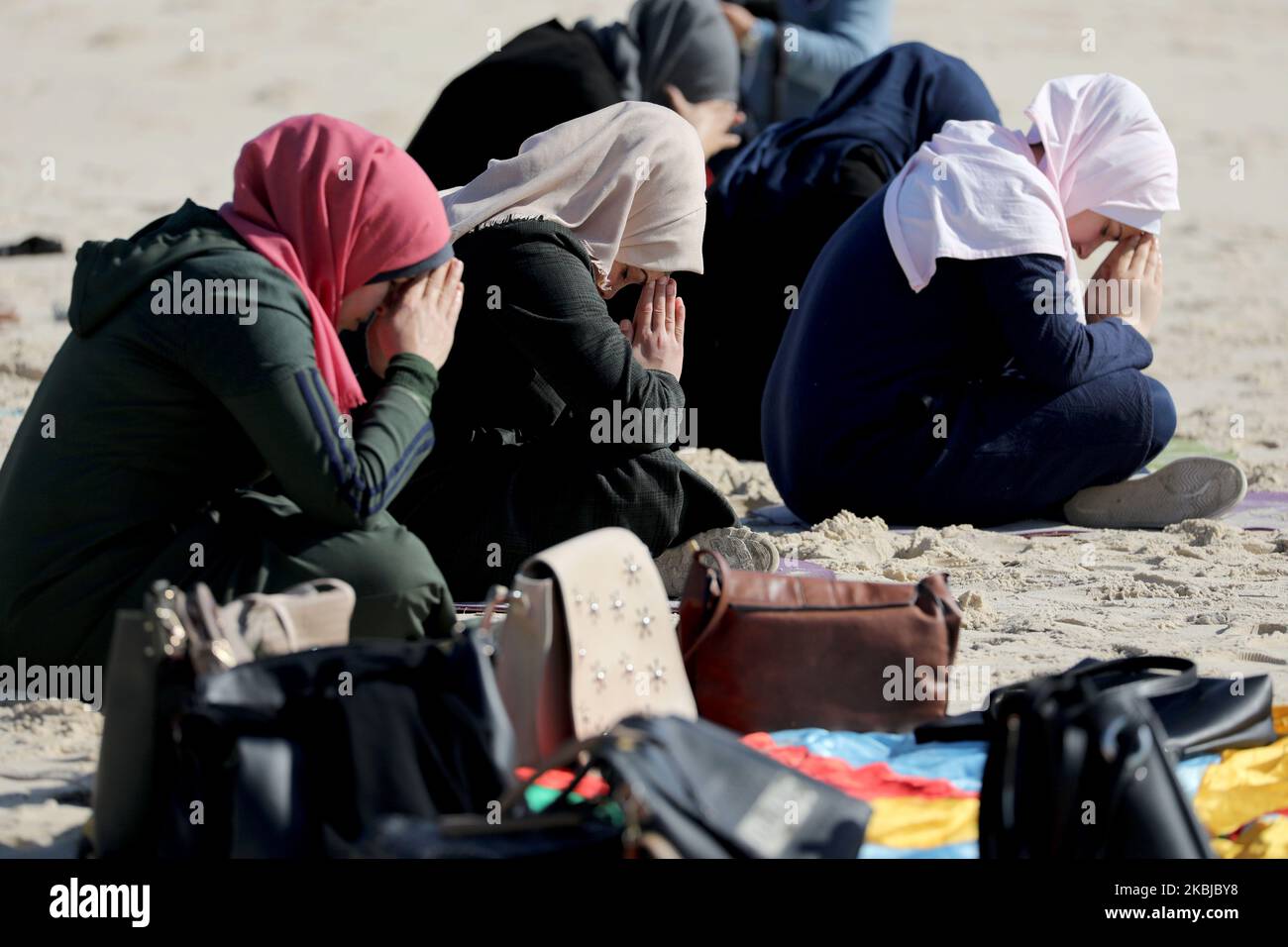 Palästinensische Frauen praktizieren am 3. März 2020 am Strand in Gaza City Yoga während einer Veranstaltung, die vom positiven Energieclub organisiert wird. (Foto von Majdi Fathi/NurPhoto) Stockfoto