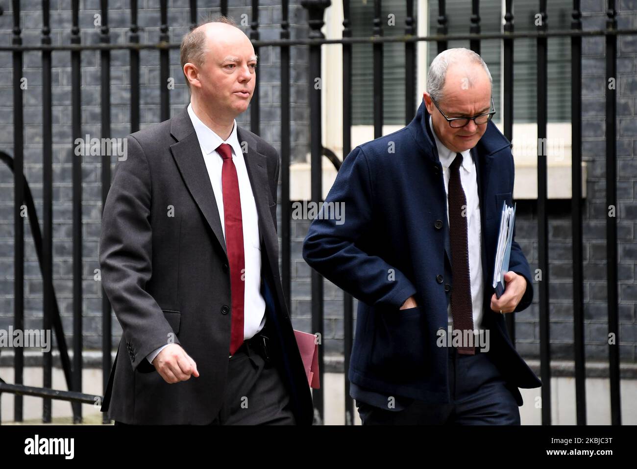 Chris Whitty (L), Chief Medical Officer für England, und Patrick Vallance, Chief Scientific Adviser, verlassen die Downing Street 10, nachdem sie an einer Pressekonferenz am 3. März 2020 in London, England, teilgenommen hatten. Premierminister Boris Johnson kündigt Pläne zur Bekämpfung der Ausbreitung des neuen COVID-19-Coronavirus in Großbritannien an. (Foto von Alberto Pezzali/NurPhoto) Stockfoto