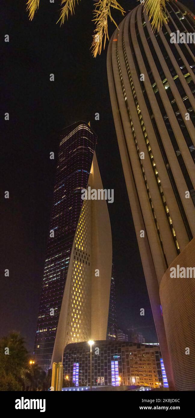 Der Al Hamra Firdous Tower und der Turm der National Bank of Kuwait, entworfen von Norman Forster und Partners, Kuwait-Stadt Stockfoto