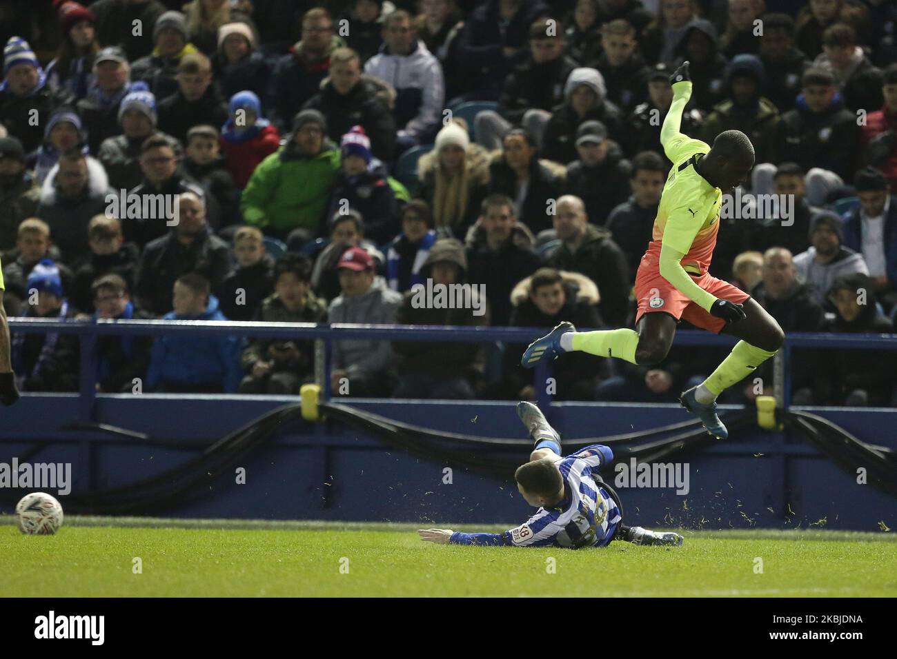 Alex Hunt of Sheffield Wednesday stellt sich am Mittwoch, den 4.. März 2020, dem Spiel des FA Cup Fifth Road zwischen Sheffield Wednesday und Manchester City in Hillsborough, Sheffield, Manchester City, gegen Benjamin Mendy. (Foto von MI News/NurPhoto) Stockfoto