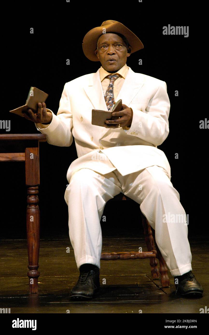 Winston Ntshona spielt Sizwe Banzi in der Baxter Theatre Center-Produktion von Sizwe Banzi is Dead, National Arts Festival, Grahamstown, 2006. Stockfoto