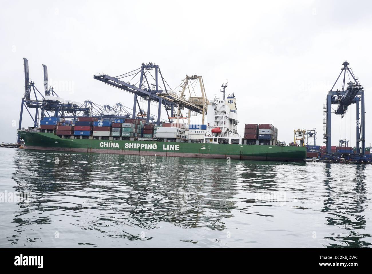 Ein Frachtstapel am 5. März 2020 im Jakarta International Container Terminal, Tanjung Priok in Jakarta, Indonesien. Der JICT-Hafen ist der größte und modernste Seehafen-Containerterminal in Indonesien und der nationale Drehkreuz-Hafen des Landes. Mit einer Gesamtkapazität von rund 8 Millionen TEU wurde JICT von Lloyd's One Hundred Ports 2019 als 22. der verkehrsreichste Hafen der Welt eingestuft. (Foto von Anton Raharjo/NurPhoto) Stockfoto