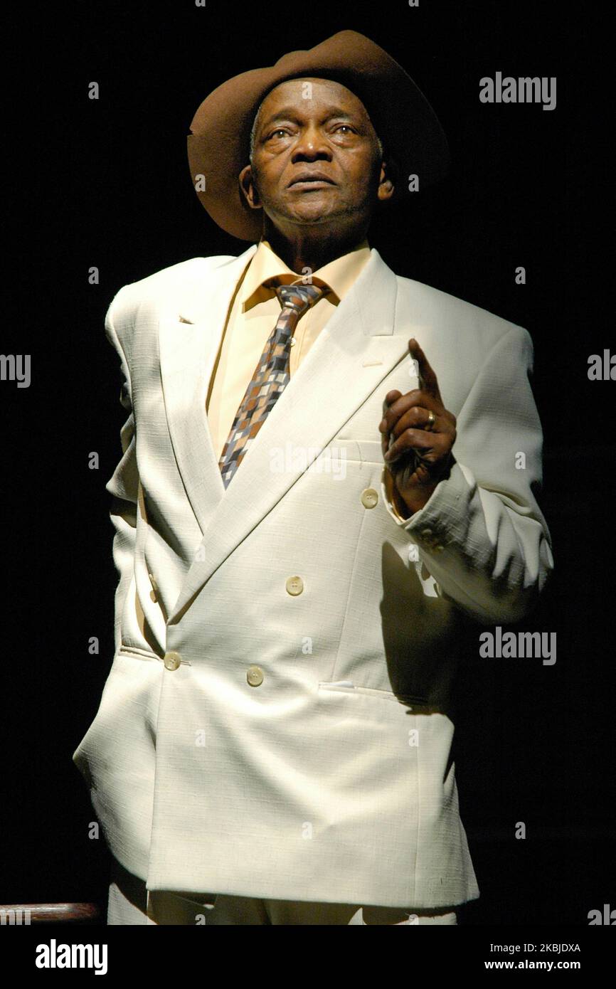 Winston Ntshona spielt Sizwe Banzi in der Baxter Theatre Center-Produktion von Sizwe Banzi is Dead, National Arts Festival, Grahamstown, 2006 Stockfoto