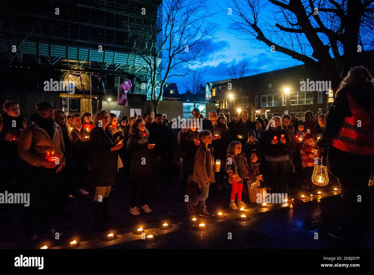 Während der Demonstration Stoppt die Flüchtlingskrise in Utrecht am 4.. März 2020 halten Menschen Kerzen und hören den Reden zu. (Foto von Romy Arroyo Fernandez/NurPhoto) Stockfoto