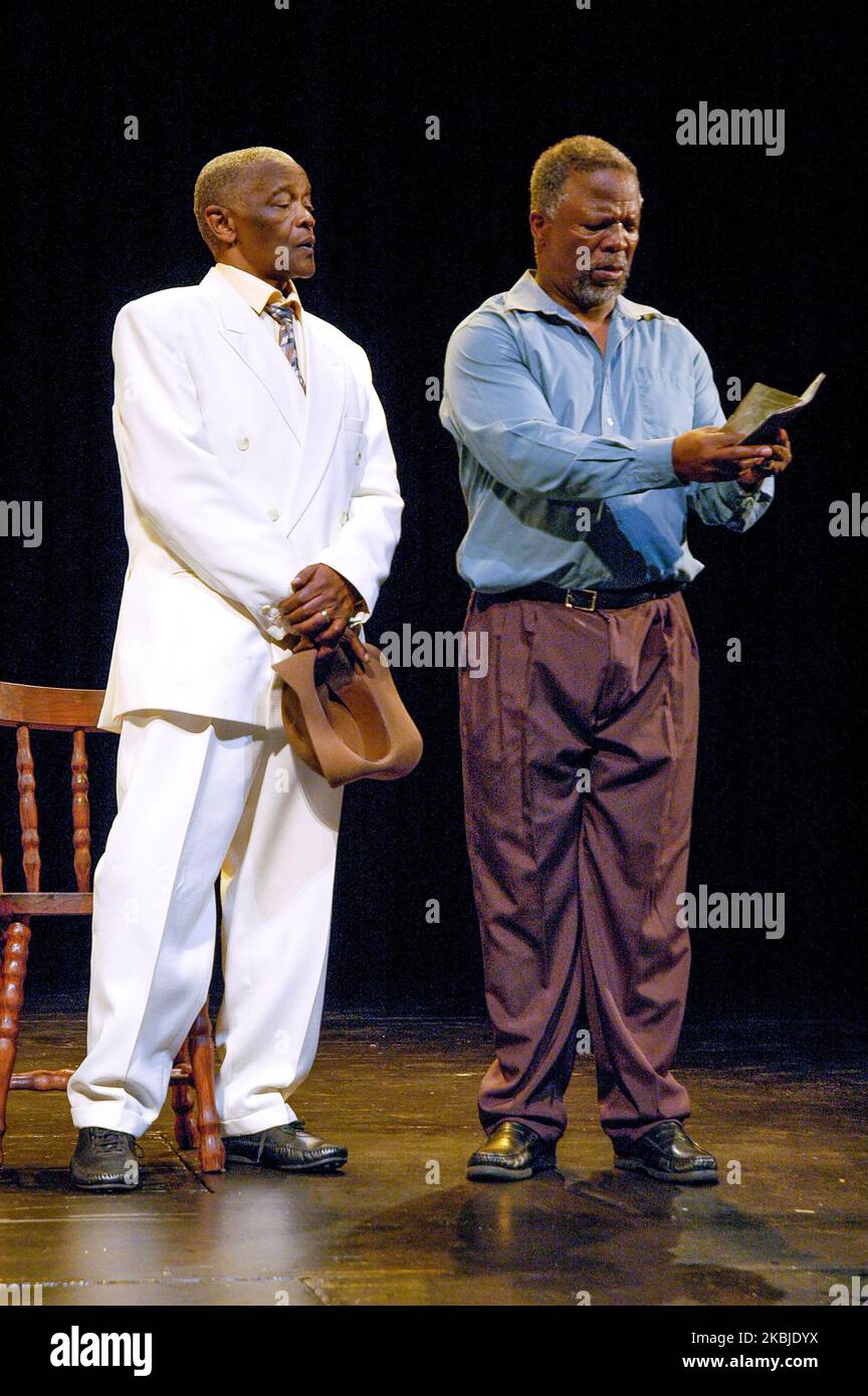 Winston Ntshona (links) und John Kani in der Produktion von Sizwe Banzi is Dead im Baxter Theatre Center, National Arts Festival, Grahamstown, 26. Juni 2006. Stockfoto