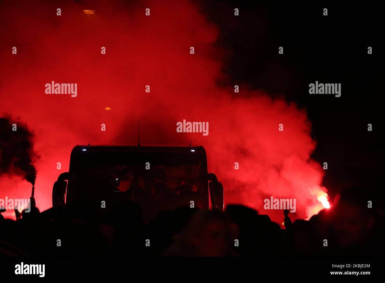 Utrecht-Fans feiern mit roten Flares vor dem Halbfinale von TOTO KNVB Beker 2019/20 zwischen dem FC Utrecht (Nethelands) und Ajax AFC (Niederlande) am 4. März 2020 im Galgenwaard-Stadion in Utrecht, Niederlande. (Foto von Federico Guerra Moran/NurPhoto) Stockfoto