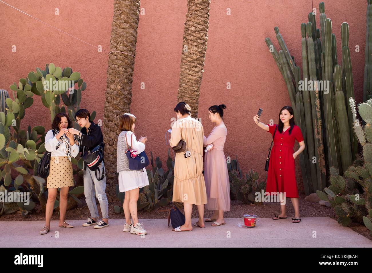 Marrakesch, Frankreich, 18. Oktober 2019. Asiatische Touristen posieren im Garten des Yves Saint Laurent Museums (MYSLM). Es ist ein Museum, das dem Modeschöpfer Yves Saint Laurent gewidmet ist. (Foto von Emeric Fohlen/NurPhoto) Stockfoto