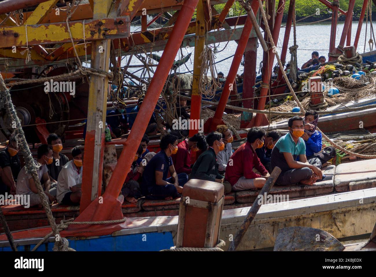 Das medizinische Team führt an 68 illegalen vietnamesischen Fischerboot-Besatzungen im PSDKP-Basisgebiet Batam eine von Corona Virus freie Gesundheitsuntersuchung durch. Kepulauan Riau, Indonesien, am 4. März 2020. Gegen die fünf illegalen ausländischen Schiffe KG 94376TS, PAF 4837, KG 94654TS, PAF 4696 und KG 95786 TS. Am 1. März 2020 wurden in der nördlichen Natuna-See sowie 68 vietnamesische Schiffsbesatzungen, die das Fanggerät vom Typ Trowl bedienen, gesichert. (Foto von Teguh Prihatna/NurPhoto) Stockfoto