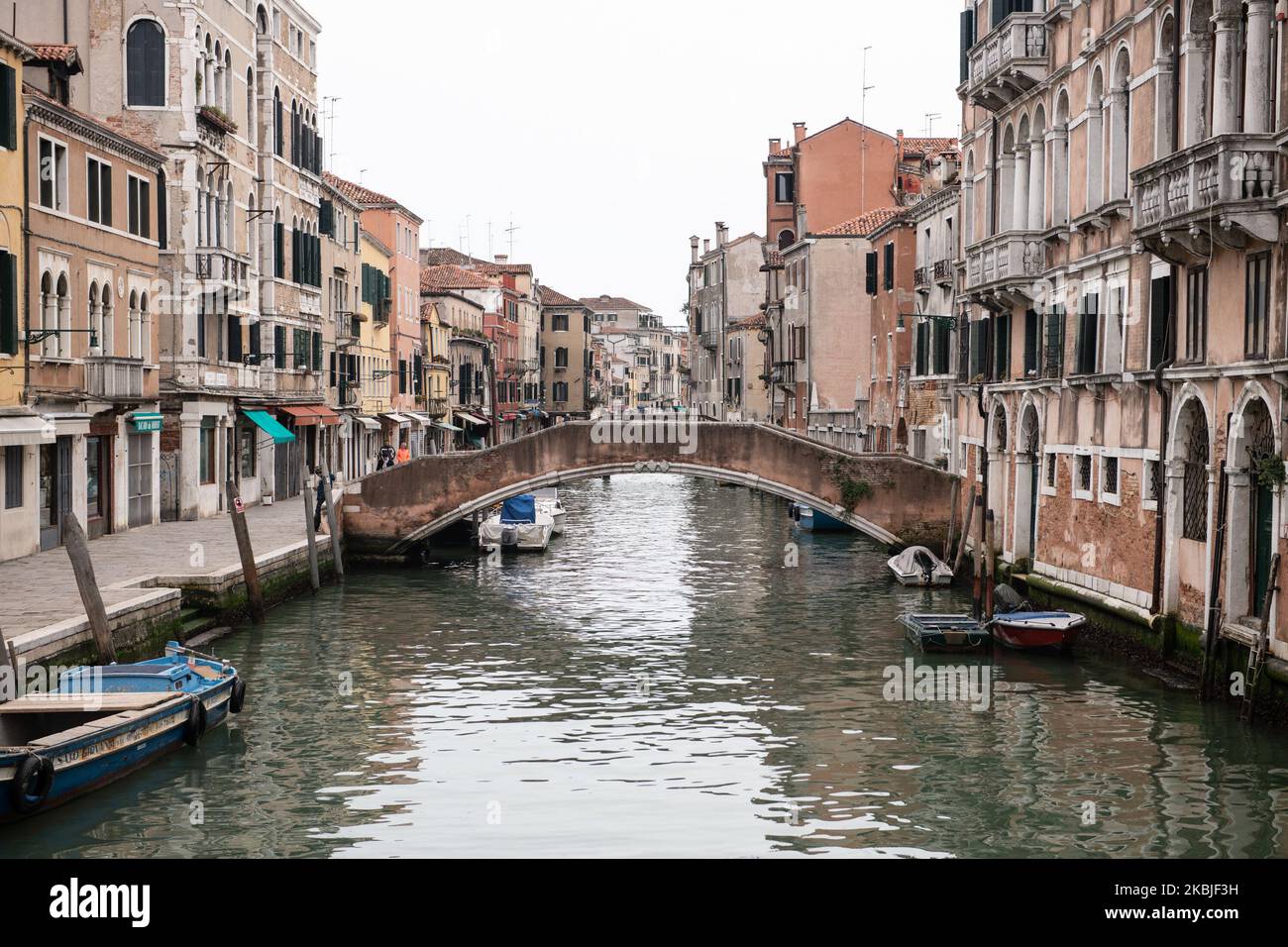 Ein Bild zeigt eine verlassene Straße in Venedig am 5. März 2020. Der Turismus in Venedig brach nach dem Coronavirus-Notfall in Italien zusammen: Die Stadt sieht leer aus, Bars und Restaurants mit fast keinen Kunden und keine kommerziellen Transportboote in den Kanälen rund um das Stadtzentrum. (Foto von Giacomo Cosua/NurPhoto) Stockfoto