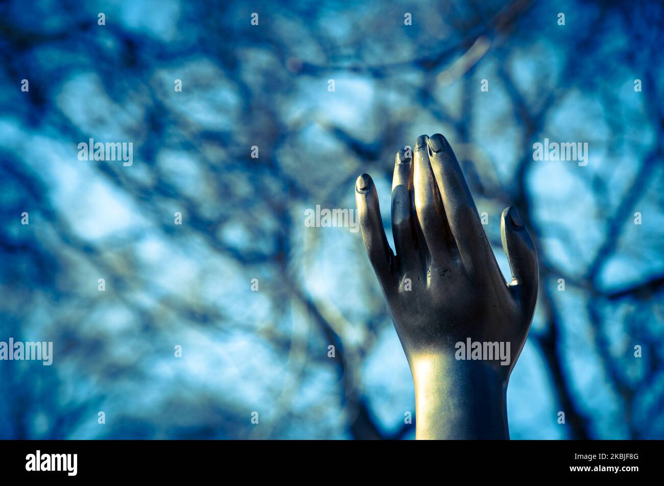 Geformte eiserne Hand, die versucht, sich hoch oben zu berühren Stockfoto