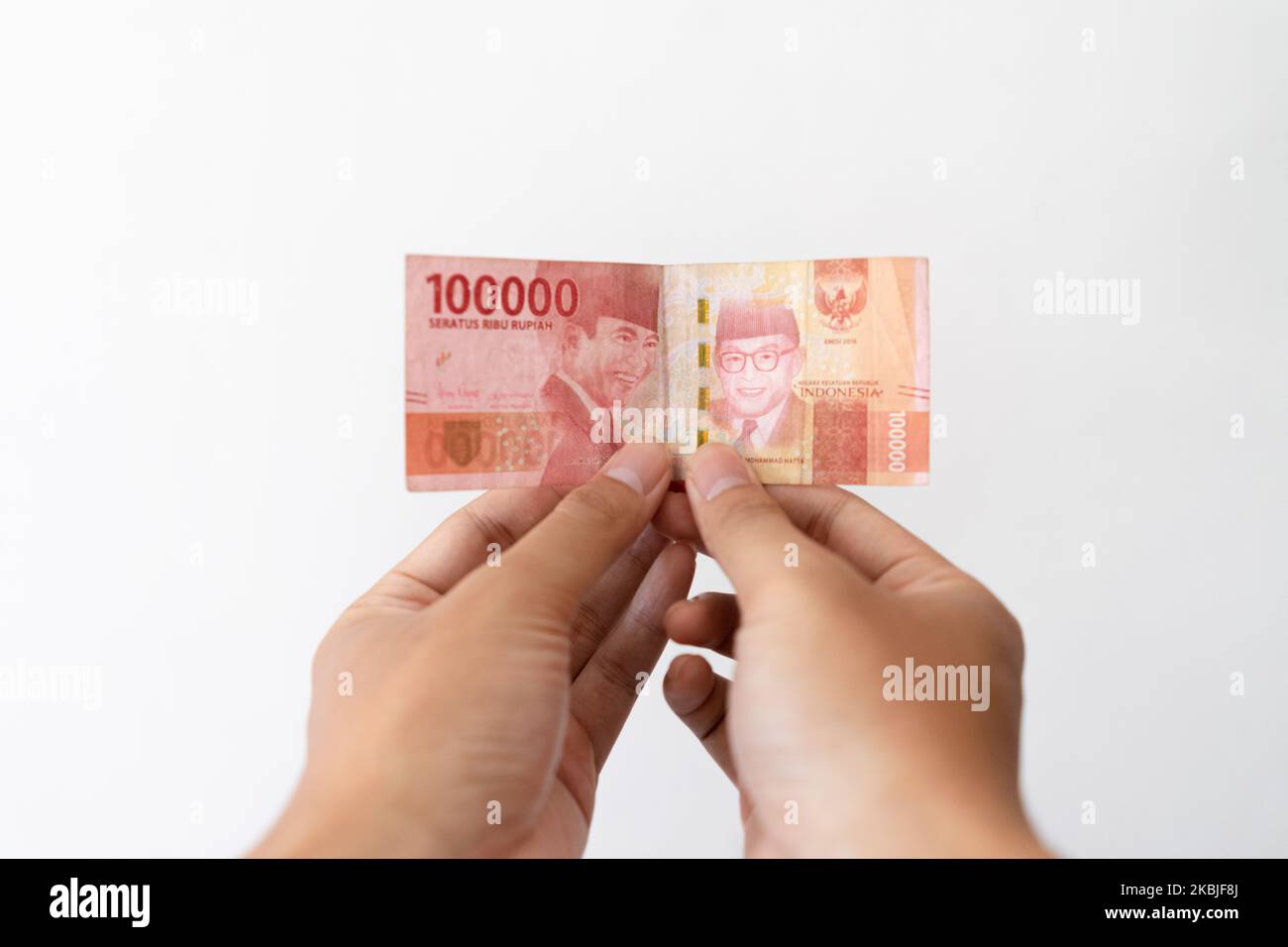 Semarang, Indonesien - 4. November 2022: Eine Hand hält ein 100.000 Rupiah-Geld. Stockfoto