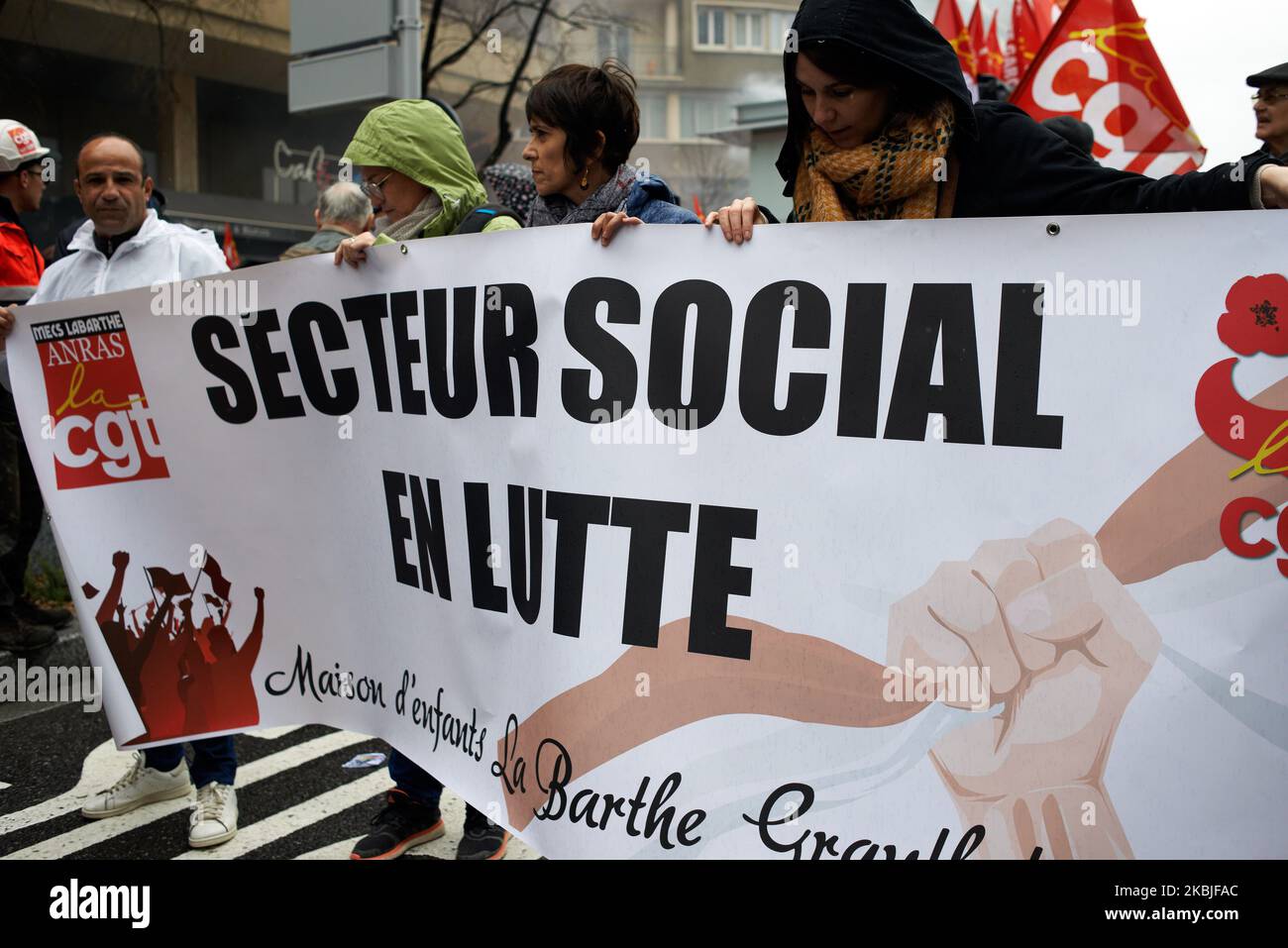 Die Demonstranten halten ein Transparent mit der Aufschrift „sozialer Sektor im Kampf“. Mehrere tausend Demonstranten gingen in Toulouse auf die Straße, um eine Demonstration der Gewerkschaften CGT, FO und Sud zu organisieren. Sie protestierten gegen die Anwendung von Artikel 49,3 der französischen Verfassung durch Premierminister Edouard Philippe. Dieser Artikel umgeht die Nationalversammlung und das Gesetz gilt als angenommen. PM Philippe nutzt sie für die Pensionsreform von Macron. Toulouse. Frankreich. März 5. 2020. (Foto von Alain Pitton/NurPhoto) Stockfoto