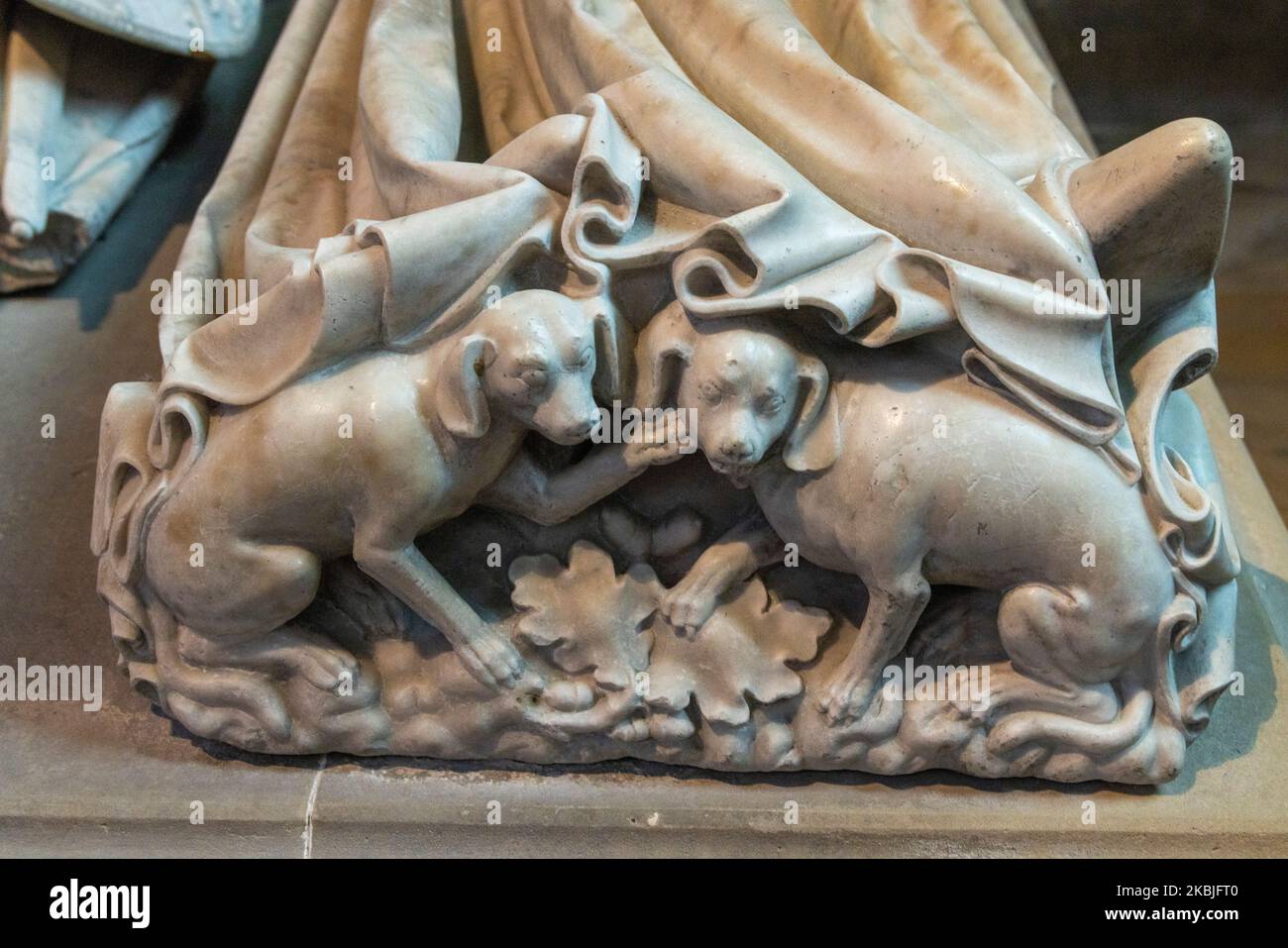 Detail der Hunde auf dem Grab der Königin Jeanne de Bourbon, Frau von König Karl V., Basilika Saint-Denis, Paris, Frankreich Stockfoto
