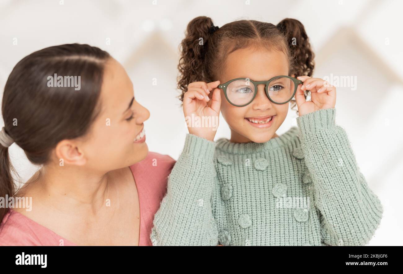 Optometrie, Sehvermögen und Mutter mit Kind mit Brille nach Untersuchung, Test und Diagnose auf Sehvermögen. Familie, Gesundheit und glückliches Mädchen mit neuen Stockfoto