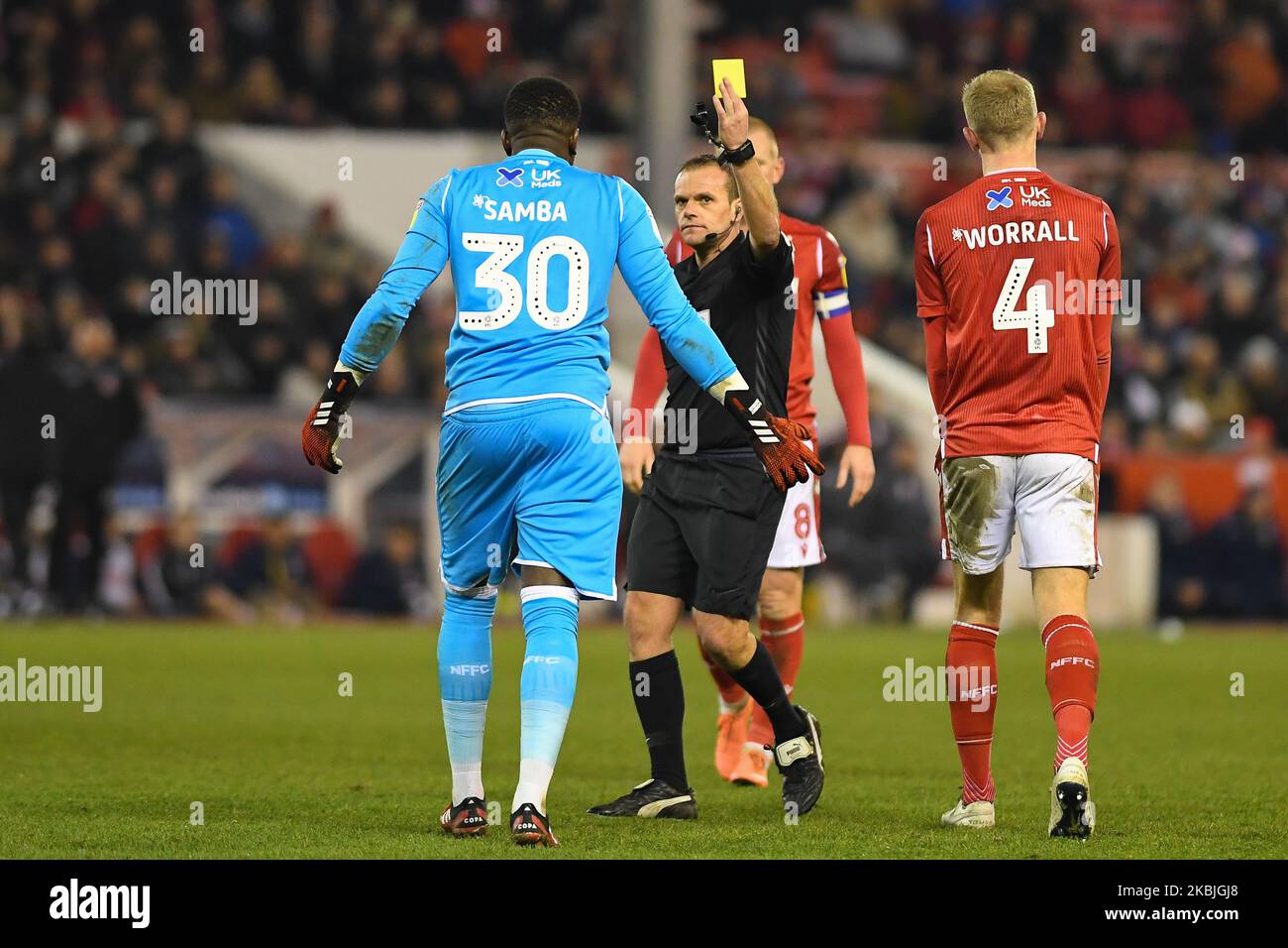 Schiedsrichter Geoff Eltringham zeigt Brice Samba (30) aus Nottingham Forest während des Sky Bet Championship-Spiels zwischen Nottingham Forest und Millwall am City Ground, Nottingham, am Samstag, dem 7.. März 2020 eine gelbe Karte. (Foto von Jon Hobley/MI News/NurPhoto) Stockfoto