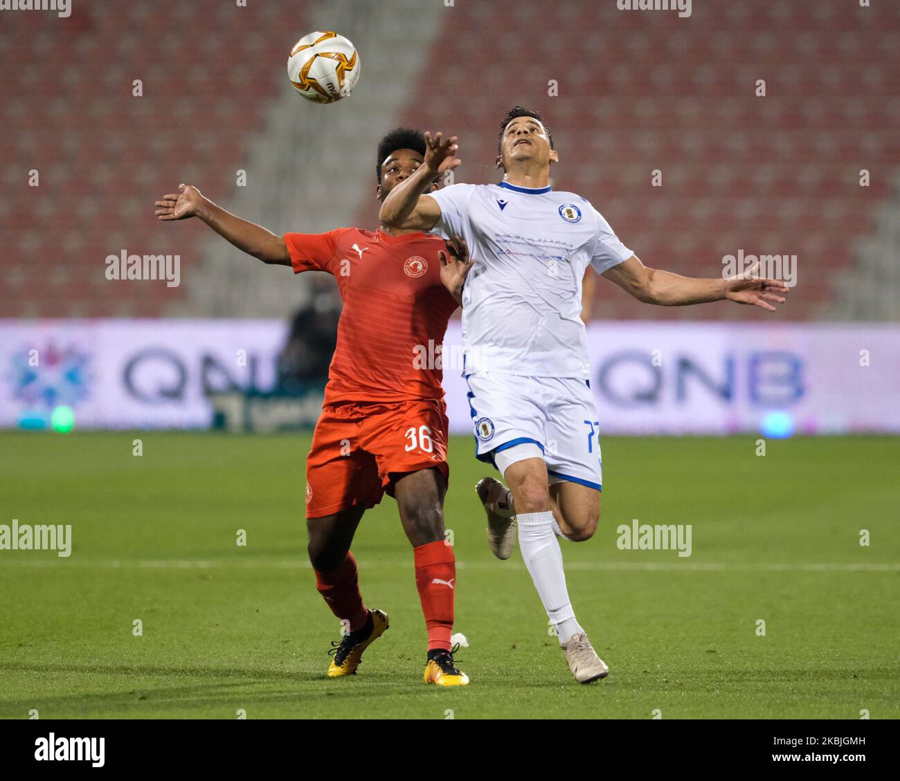 Tiago Bezerra von Al Khor und Mohamed Hamadato von Al Arabi kämpfen während der QNB Stars League am 6 2020. März im Grand Hamad Stadion in Doha, Katar, um den Ball. (Foto von Simon Holmes/NurPhoto) Stockfoto