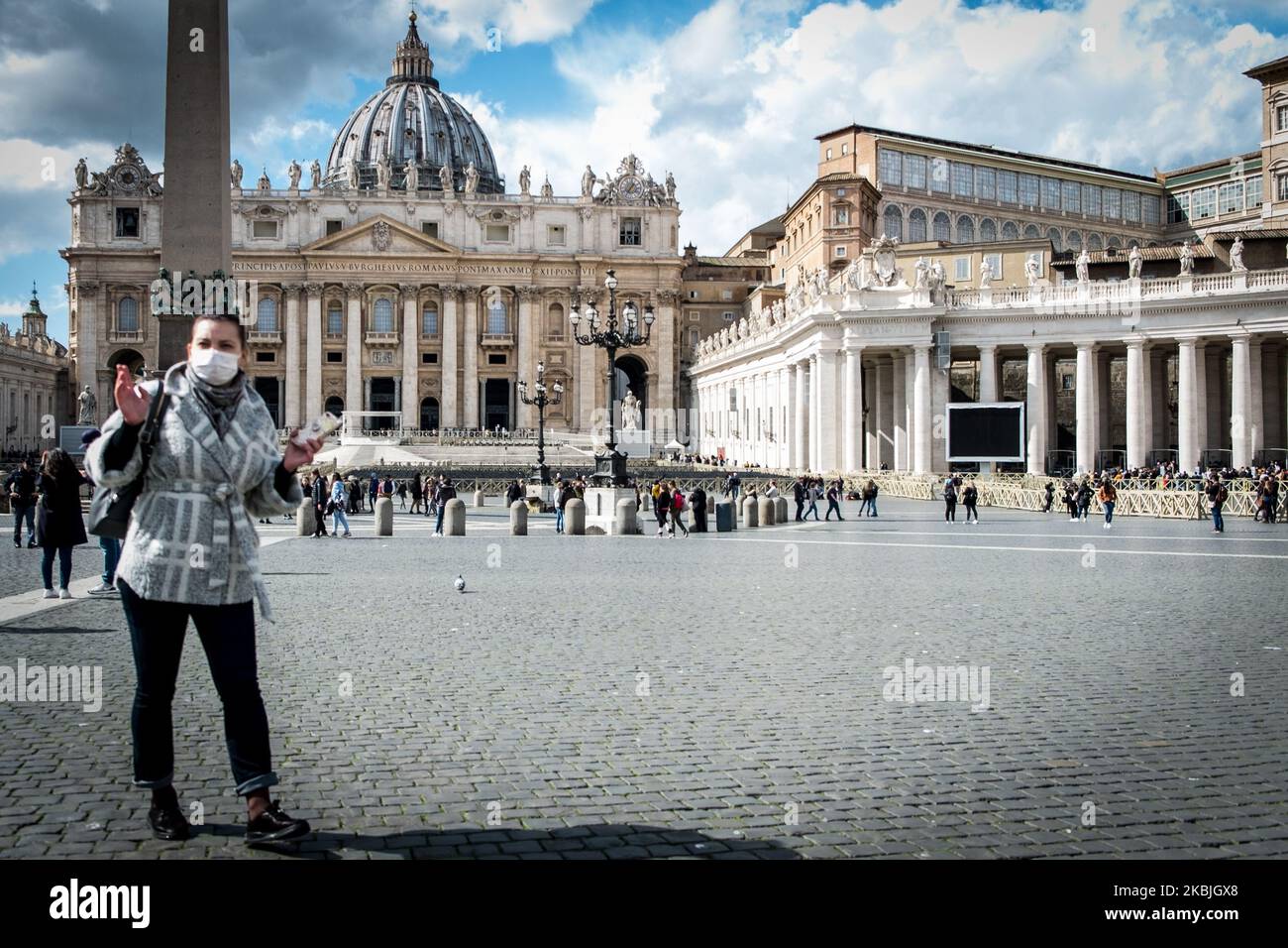 Touristen tragen am 7. März 2020 auf dem Petersplatz in Rom, Italien, Gesichtsschutzmasken. Der Vatikan berichtete über seinen ersten Coronavirus-Fall und gab an, dass er die ambulante Versorgung in seiner Klinik eingestellt habe, nachdem ein Patient positiv auf Coronavirus getestet worden war (Covid-19). (Foto von Andrea Ronchini/NurPhoto) Stockfoto