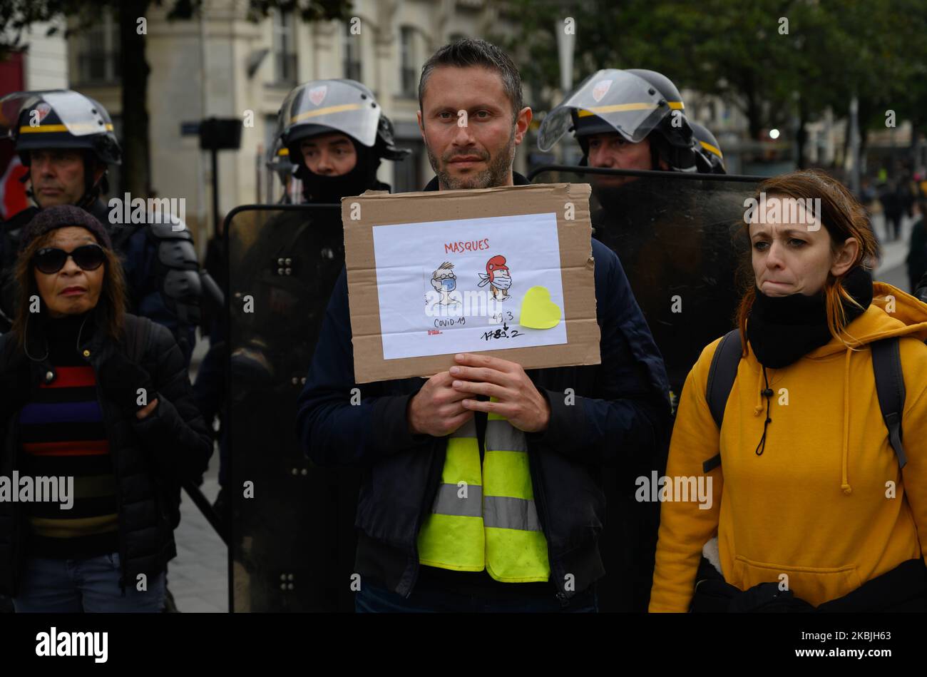 Protestierende, die die Parallele zwischen Coronavirus/Covid-19 (Maskenbedarf) und dem Antrag der französischen Regierung auf Artikel 49-3 (quälende Demokratie) ziehen, die Rentenreform ohne Abstimmung der Abgeordneten durchzusetzen. Foto aufgenommen am 7. März 2020 in Nantes (Frankreich) anlässlich des 63. Gesetzes der Gelbwesten (Foto: Estelle Ruiz/NurPhoto) Stockfoto