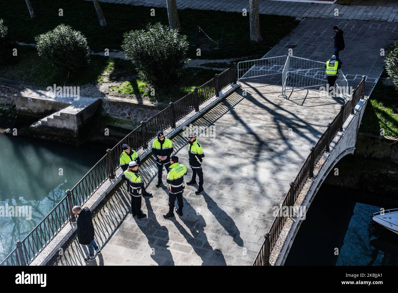 Polizisten vor dem Stadion von Venedig während der italienischen Fußballmeisterschaft der Serie B zwischen Venedig und Crotone in Venedig, Italien, am 7. März 2020. Die Teams haben wegen der Einschränkungen im Zusammenhang mit der Coronavirus-Situation in Italien hinter verschlossenen Türen gespielt. (Foto von Giacomo Cosua/NurPhoto) Stockfoto