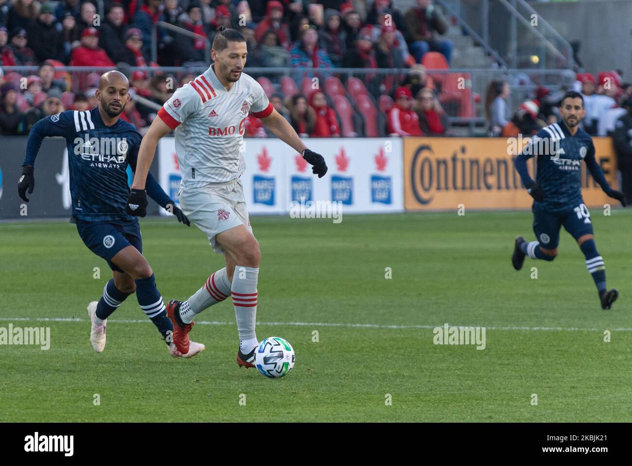 Omar Gonzalez #44 Verteidiger des FC Toronto läuft mit dem Ball während des 2020 MLS regulären Saisonmatches zwischen dem FC Toronto (Kanada) und dem FC New York City (USA) auf dem BMO-Feld in Toronto, Kanada (Ergebnis 1-0) (Foto von Anatoliy Cherkasov/NurPhoto) Stockfoto