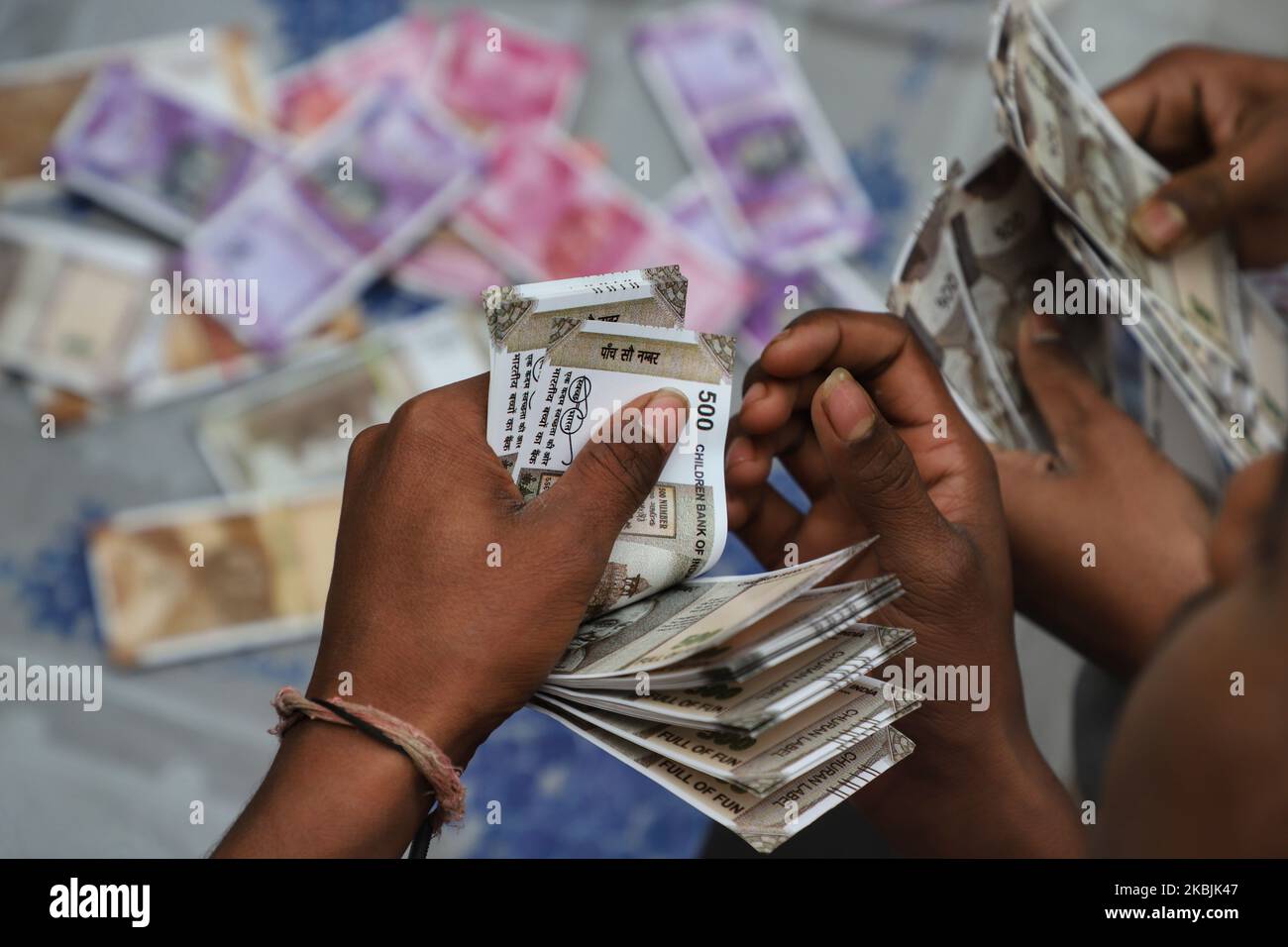 Ein Verkäufer verkauft am 08. März 2020 auf einem Markt in Alt-Delhi-Indien gefälschte Scheine indischer Währung von 50, 100, 500 und 2000 Rs. (Foto von Nasir Kachroo/NurPhoto) Stockfoto