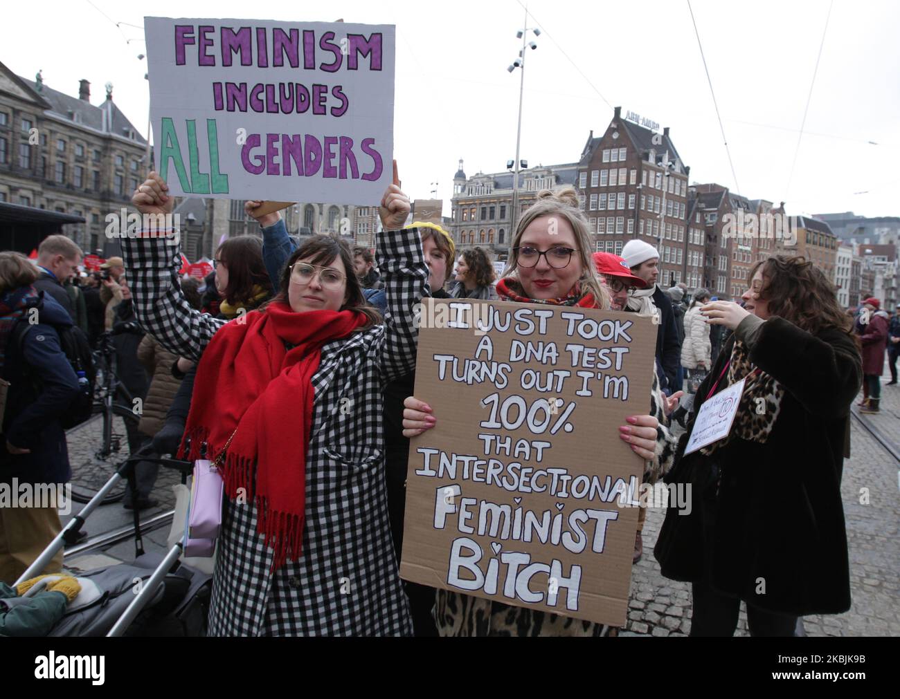 AktivistInnen und UnterstützerInnen nehmen an der Frauenmarsch- und Kundgebung zur Feier des Internationalen Frauentags am 8. März 2020 in Amsterdam, Niederlande, Teil. Mehrere Frauenorganisationen forderten Gleichbehandlung, Sicherheitsbedingungen und Maßnahmen zur Bekämpfung von Gewalt gegen Frauen. (Foto von Paulo Amorim/NurPhoto) Stockfoto