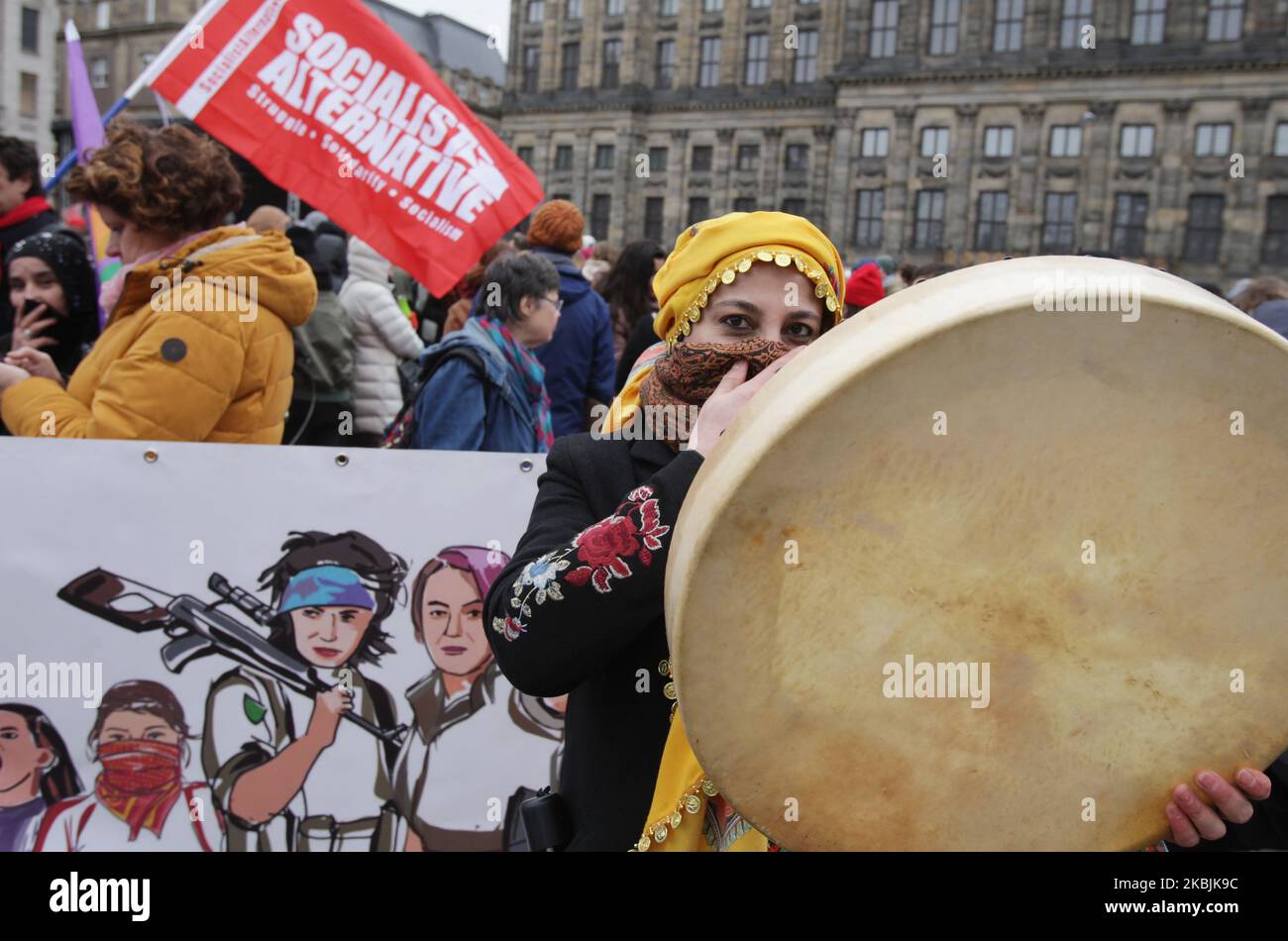 AktivistInnen und UnterstützerInnen nehmen an der Frauenmarsch- und Kundgebung zur Feier des Internationalen Frauentags am 8. März 2020 in Amsterdam, Niederlande, Teil. Mehrere Frauenorganisationen forderten Gleichbehandlung, Sicherheitsbedingungen und Maßnahmen zur Bekämpfung von Gewalt gegen Frauen. (Foto von Paulo Amorim/NurPhoto) Stockfoto