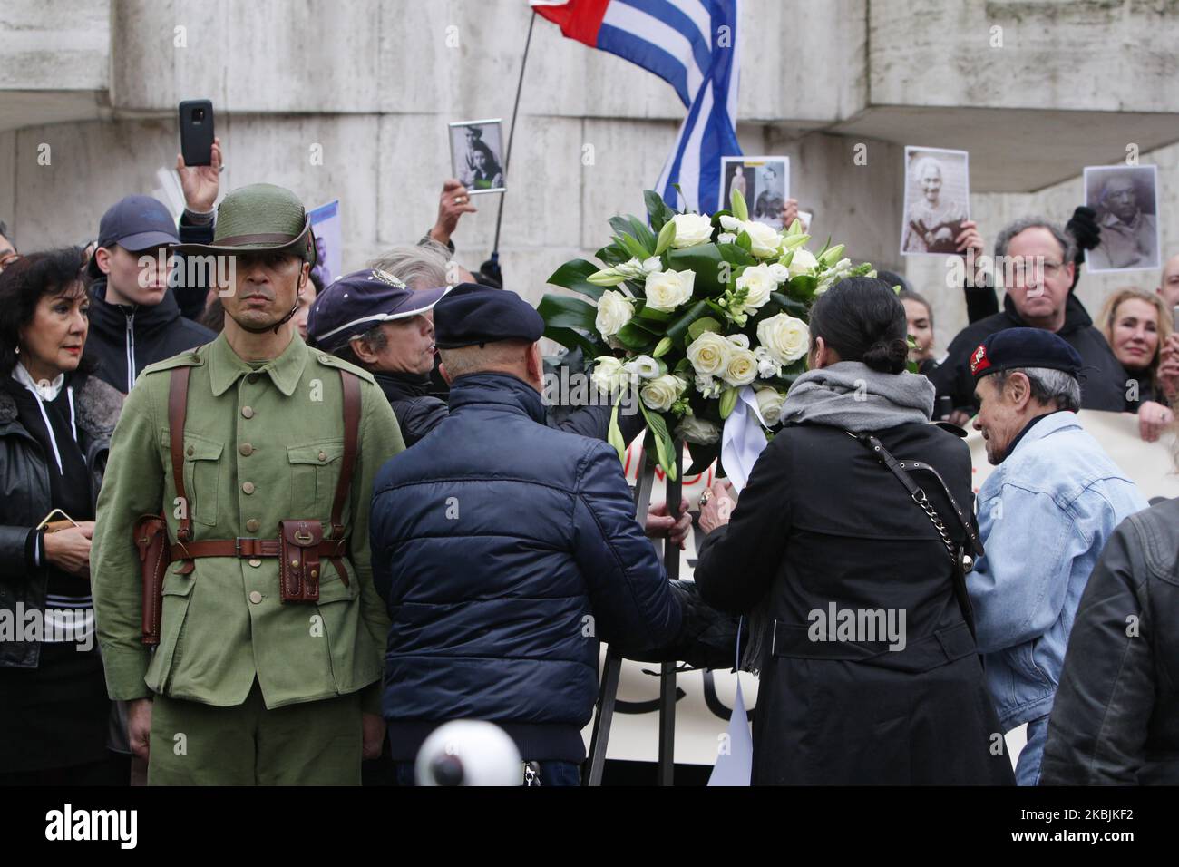 Angehörige der Veteranen der holländischen ostindischen Armee nehmen an einer Demonstration am 8. März 2020 in Amsterdam, Niederlande, auf dem Nationaldenkmal am Dam-Platz Teil und fordern Entschuldigungen, Anerkennung, Entschädigung für Kriegsschäden und Rückvergütungen einschließlich Erbrecht. Die Königliche Niederländische Ostindien-Armee (Koninklijk Nederlands Indisch Leger; KNIL) war die von den Niederlanden in ihrer Kolonie der Niederländischen Ostindien, in Gebieten, die heute Teil Indonesiens sind, aufrechterhaltene militärische Kraft. (Foto von Paulo Amorim/NurPhoto) Stockfoto