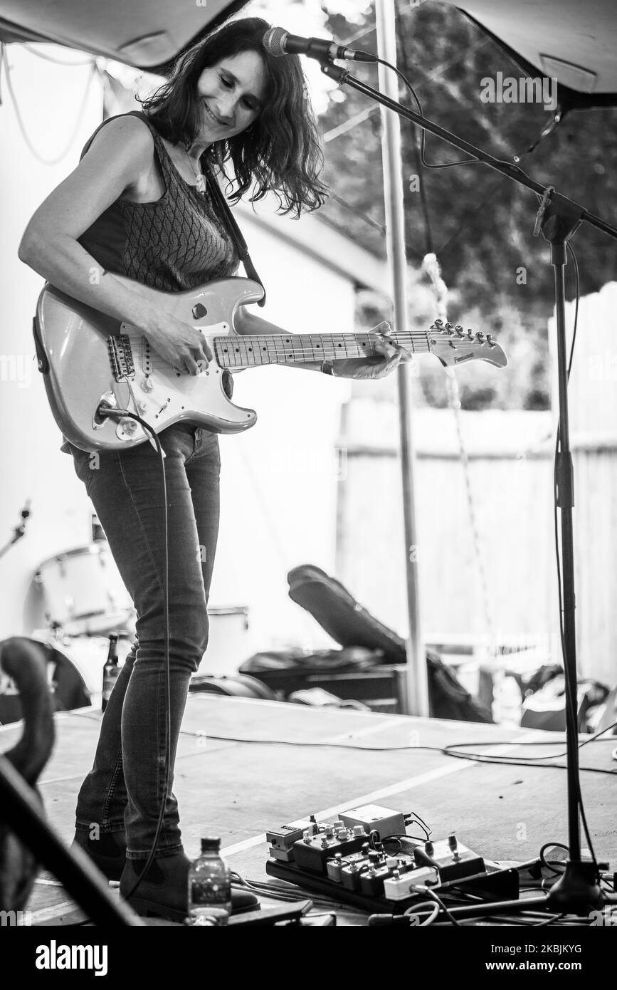 Die südafrikanische Singer-Songwriterin Laurie Levine tritt beim Hogsback Mountain Blues Festival, Hogsback, Südafrika, am 10. September 2022 auf. Stockfoto