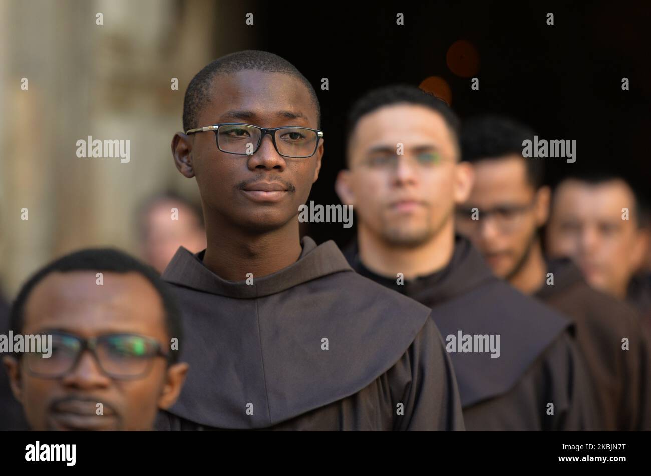 Mitglieder der Lateinischen Kirche verlassen die Kirche nach den Feierlichkeiten am Samstagnachmittag in der Grabeskirche in der Altstadt von Jerusalem. Am Samstag, den 7. März 2020, in Jerusalem, Israel. (Foto von Artur Widak/NurPhoto) Stockfoto