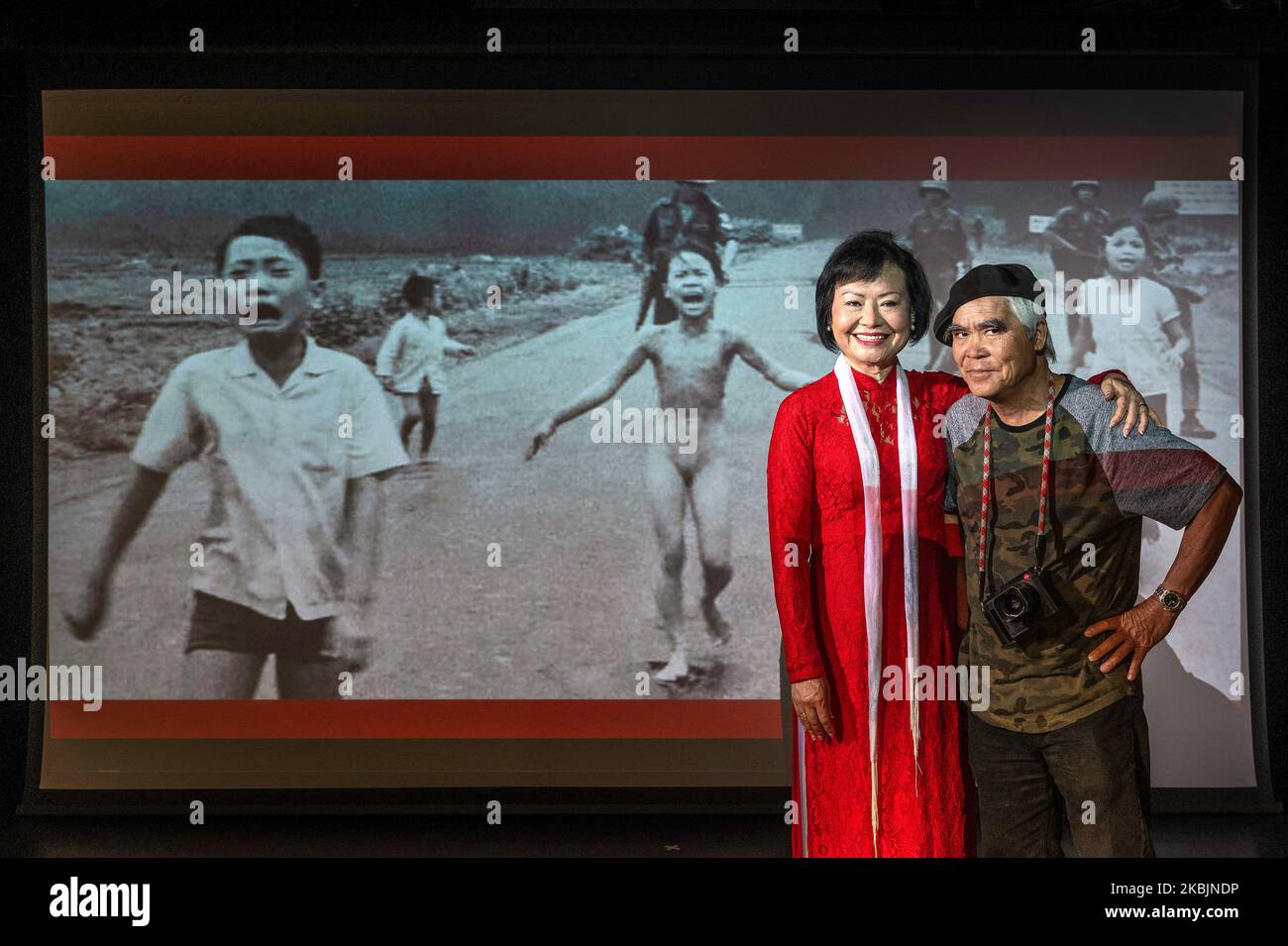 Auf See, Vietnam. 4.. November 2022. Kim Phuc, Hauptthema des Napalm-Fotos des Pulitzer-Preisträgers Nick Ut (rechts), das während des Vietnamkrieges aufgenommen wurde (auf Leinwand projiziert), nachdem sie am 4. November 2022 vor einer Reisegruppe von Gohagan & Company auf einem Kreuzschiff vor der Küste Vietnams vorgestellt wurde. (Bild: © Mark Edward Harris/ZUMA Press Wire) Stockfoto