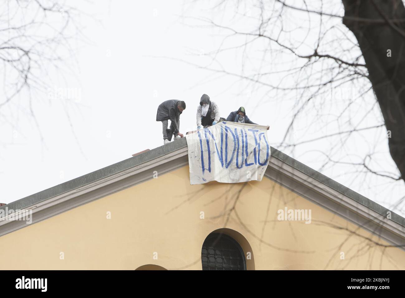 Am 9. März 2020 protestieren Häftlinge auf einem Dach eines Flügels im Gefängnis San Vittore in Mailand in einer der roten Quarantänezonen Italiens. (Foto von Mairo Cinquetti/NurPhoto) Stockfoto