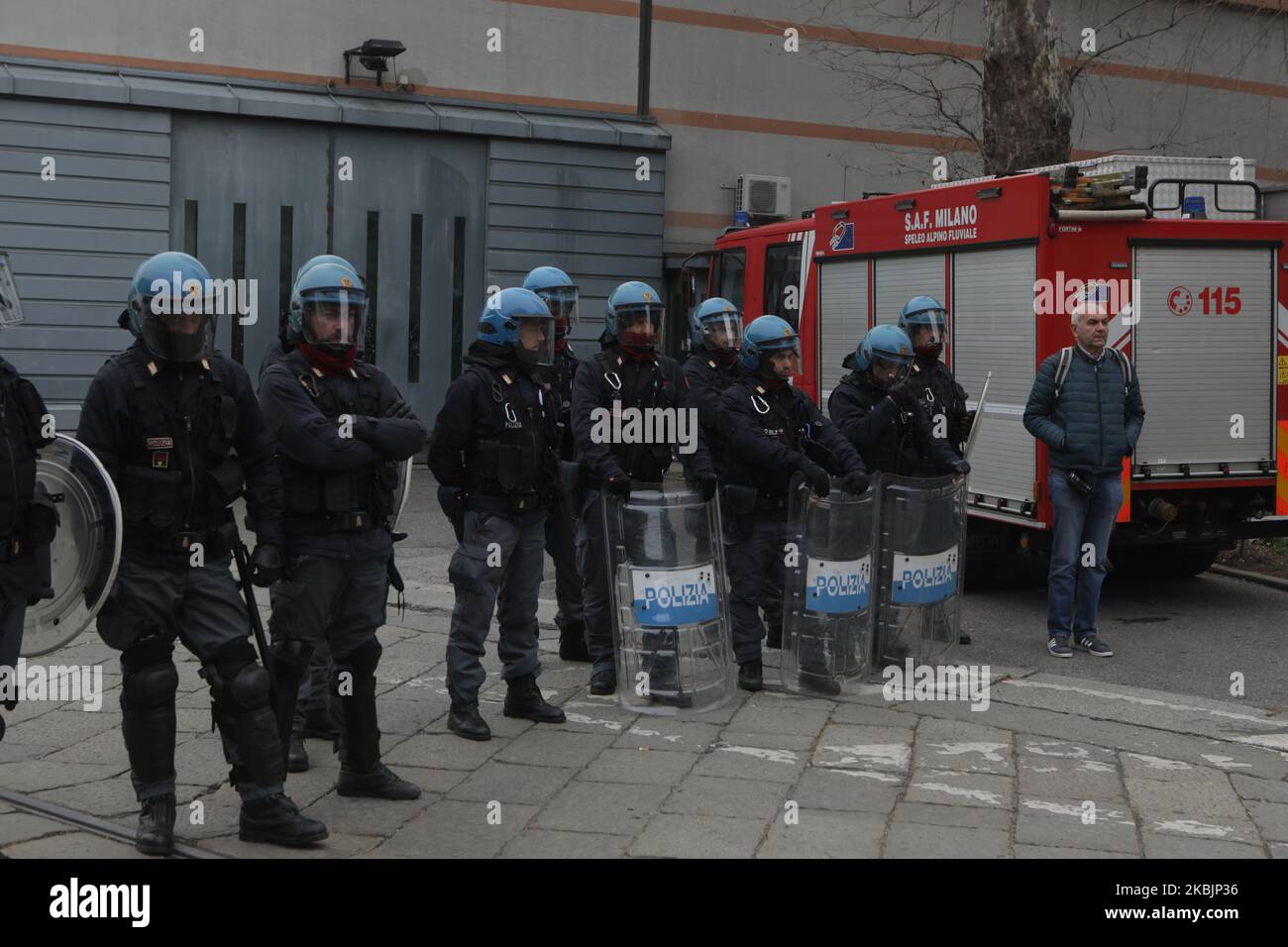 Anti-Aufruhr-Polizisten stehen Wache vor dem San Vittore Gefängnis in Mailand, als Häftlinge (nicht im Bild) am 9. März 2020 auf einem Dach eines Flügels des Gefängnisses in einer der roten Quarantänezonen Italiens protestieren. (Foto von Mairo Cinquetti/NurPhoto) Stockfoto