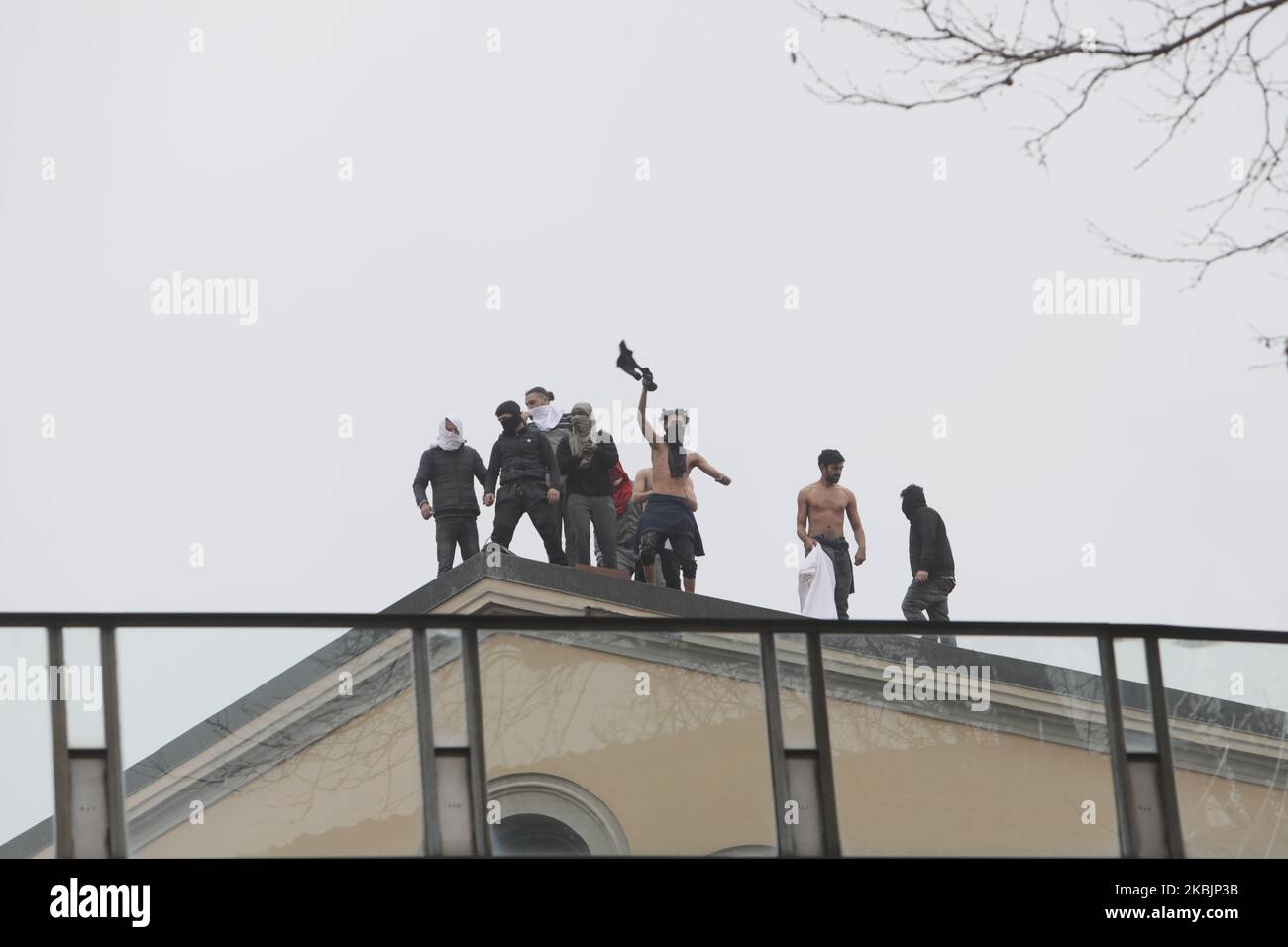 Am 9. März 2020 protestieren Häftlinge auf einem Dach eines Flügels im Gefängnis San Vittore in Mailand in einer der roten Quarantänezonen Italiens. (Foto von Mairo Cinquetti/NurPhoto) Stockfoto